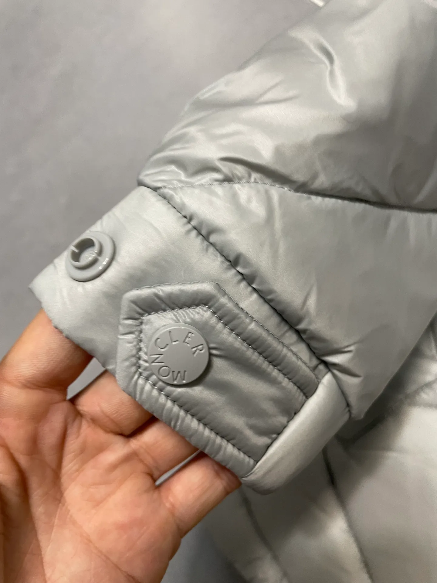 P980 Fei Dong collaborates with Moncler. Moncler once again joins hands with Pharrell Williams to create a joint series. The top 90 white duck I chose this time is the Moncler Genius product line. This Oak jacket is made of technical nylon, equipped with snap pockets and down padding to create the best warmth. The unique triangular car line will create a more artistic visual effect as a whole. The solid color dress is only decorated with LOGO on the chest and arms, which will not be too public while retaining the joint identity. It is also very versatile when paired together. This design technique has also appeared many times in Fei Dong’s joint brands, which is quite recognizable. Size: 1-5