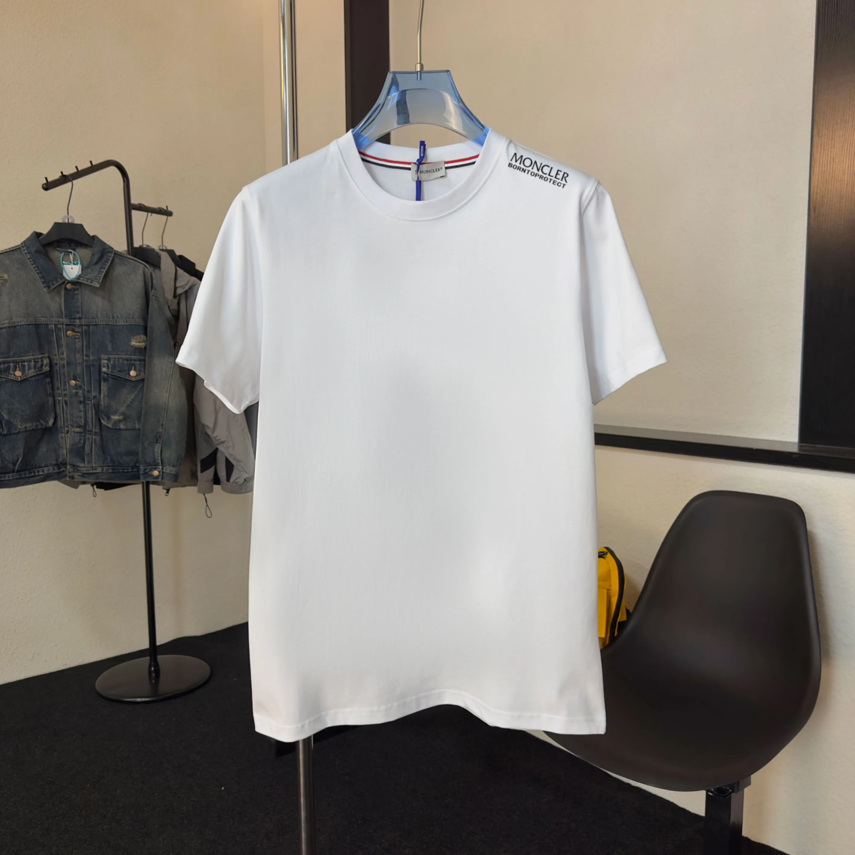 P140 💰Upgraded version "Mobile phone smart sensor ~ NFC chip armband ~ direct access to the official website for anti-counterfeiting" "Moncler ~ Mouth Mouth" 2025 new high-quality round neck short-sleeved T-shirt. The cuffs have imported embroidered labels. Customized dyeing, very comfortable to touch. Super versatile and good-looking short-sleeved. Complete with three labels. Non-market ordinary version. Feel free to compare. Quality is absolutely guaranteed! ‼ First of all, this original fabric is all custom-woven with 32-count double yarn fabric, 250G, and the weight is the same‼ Fine workmanship, double waistcoat method, double waistcoat method, double waistcoat method makes the whole dress more three-dimensional, which is not a craft that ordinary T-shirts can achieve🤪 Size: S-M-L-XL-2XL Color: black, white, apricot, same style for men and women