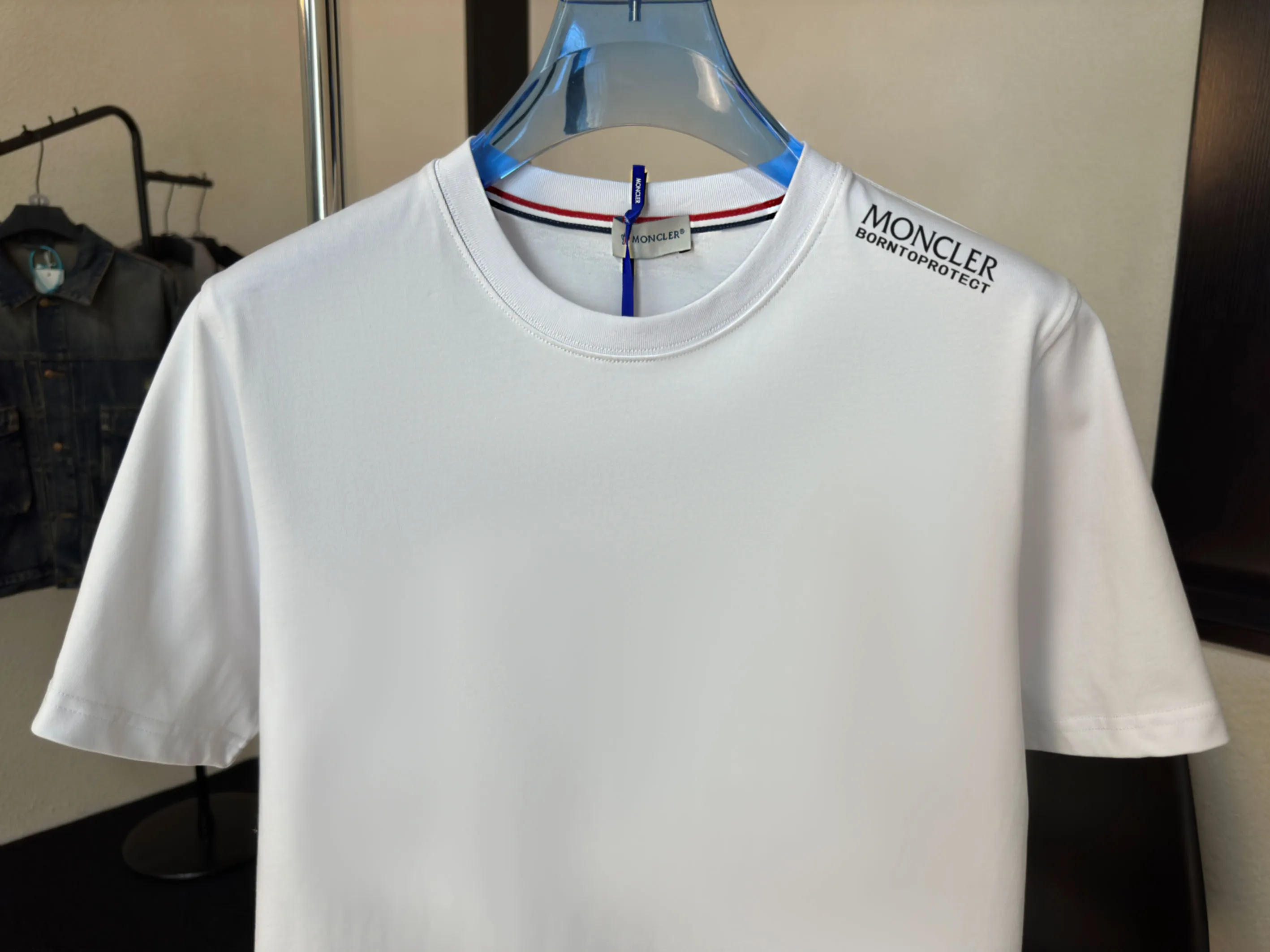 P140 💰Upgraded version "Mobile phone smart sensor ~ NFC chip armband ~ direct access to the official website for anti-counterfeiting" "Moncler ~ Mouth Mouth" 2025 new high-quality round neck short-sleeved T-shirt. The cuffs have imported embroidered labels. Customized dyeing, very comfortable to touch. Super versatile and good-looking short-sleeved. Complete with three labels. Non-market ordinary version. Feel free to compare. Quality is absolutely guaranteed! ‼ First of all, this original fabric is all custom-woven with 32-count double yarn fabric, 250G, and the weight is the same‼ Fine workmanship, double waistcoat method, double waistcoat method, double waistcoat method makes the whole dress more three-dimensional, which is not a craft that ordinary T-shirts can achieve🤪 Size: S-M-L-XL-2XL Color: black, white, apricot, same style for men and women