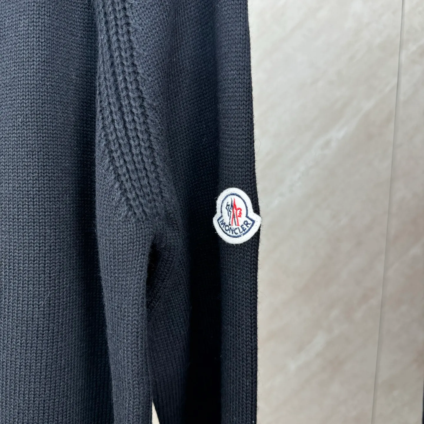P430 Moncler Mouth Logo High Neck Knitted Long Sleeve Sweater Size: S/M/L/XL The sweater adopts high collar knitting technology, and the neck texture is tight and elastic, which is both warm and stylish. In terms of detailed craftsmanship, hollow knitting splicing technology is used on the shoulders, with fine texture and distinct layers, which enhances the design sense of the body; the contrasting rib technology on the cuffs and hem forms a soft contrast with the main color, improving the overall sophistication; the brand logo on the left arm uses three-dimensional embroidery technology, with precise stitching, highlighting the brand recognition. Made of high-quality knitted fabrics and made with fine weaving technology, it is skin-friendly, comfortable and has a crisp silhouette. From the warm design of the collar to the details of the embroidery, every craftsmanship reflects the brand's dual pursuit of quality and fashion. It is an autumn and winter item that combines practicality and design. Purchase the original version for development, order the color and dye it, and feel free to compare it with any version on the market!