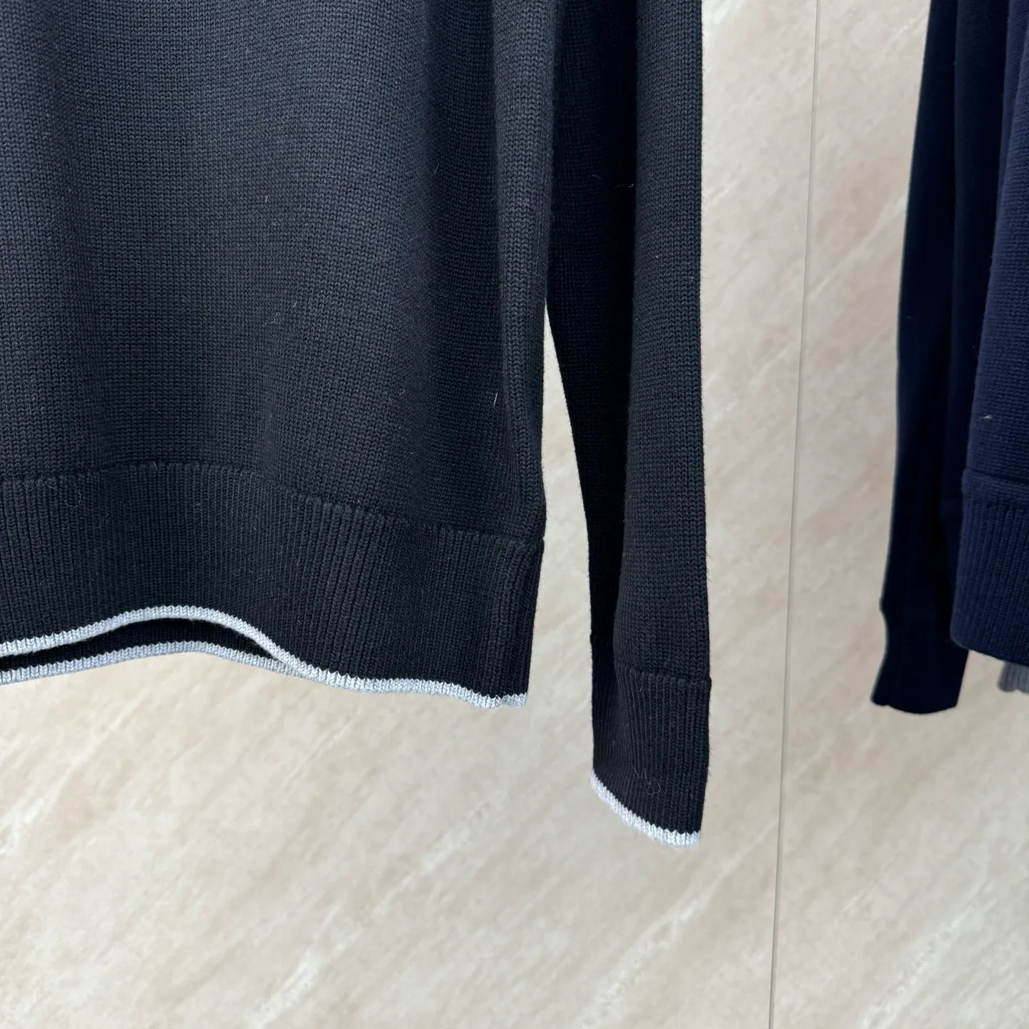P430 Moncler Mouth Logo High Neck Knitted Long Sleeve Sweater Size: S/M/L/XL The sweater adopts high collar knitting technology, and the neck texture is tight and elastic, which is both warm and stylish. In terms of detailed craftsmanship, hollow knitting splicing technology is used on the shoulders, with fine texture and distinct layers, which enhances the design sense of the body; the contrasting rib technology on the cuffs and hem forms a soft contrast with the main color, improving the overall sophistication; the brand logo on the left arm uses three-dimensional embroidery technology, with precise stitching, highlighting the brand recognition. Made of high-quality knitted fabrics and made with fine weaving technology, it is skin-friendly, comfortable and has a crisp silhouette. From the warm design of the collar to the details of the embroidery, every craftsmanship reflects the brand's dual pursuit of quality and fashion. It is an autumn and winter item that combines practicality and design. Purchase the original version for development, order the color and dye it, and feel free to compare it with any version on the market!