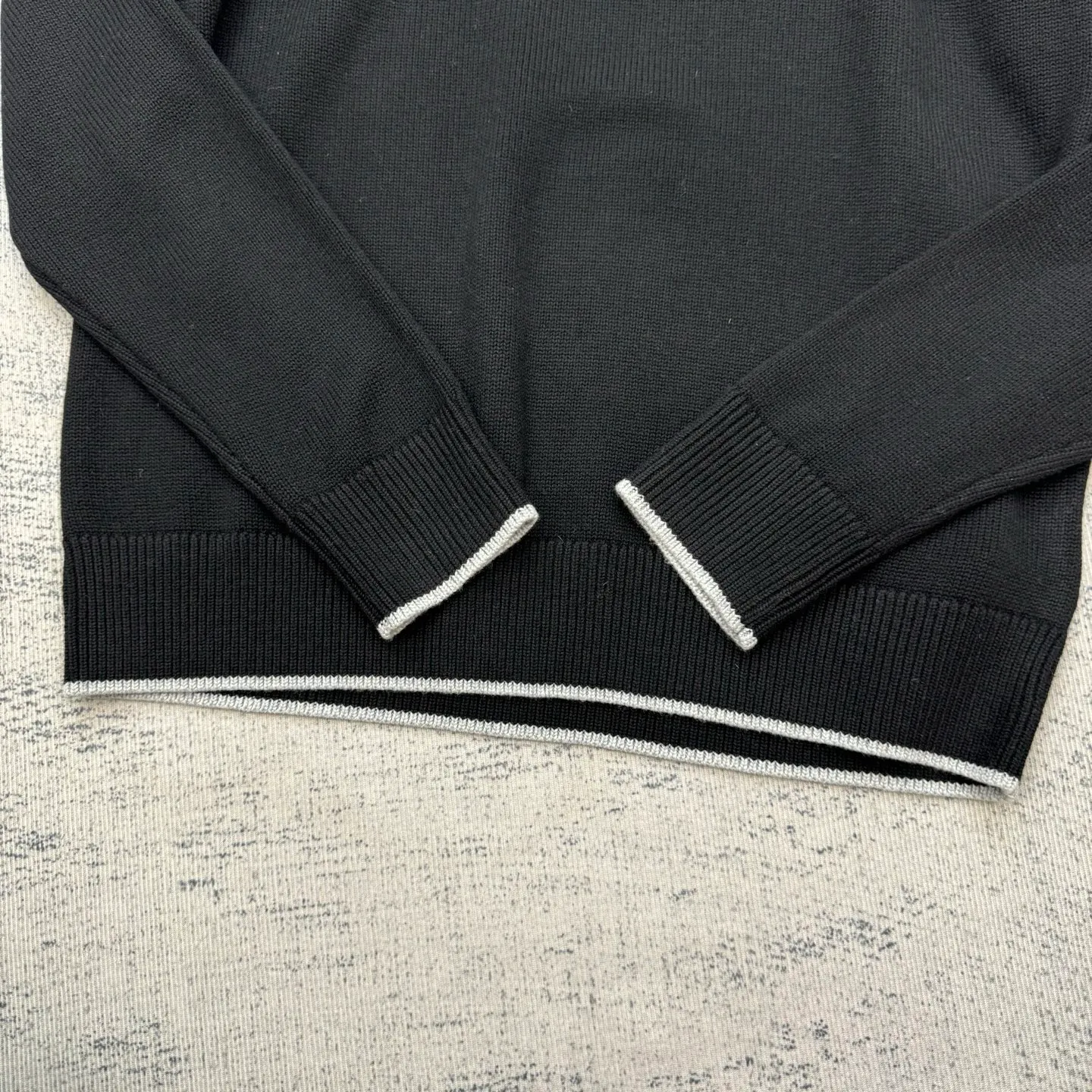 P430 Moncler Mouth Logo High Neck Knitted Long Sleeve Sweater Size: S/M/L/XL The sweater adopts high collar knitting technology, and the neck texture is tight and elastic, which is both warm and stylish. In terms of detailed craftsmanship, hollow knitting splicing technology is used on the shoulders, with fine texture and distinct layers, which enhances the design sense of the body; the contrasting rib technology on the cuffs and hem forms a soft contrast with the main color, improving the overall sophistication; the brand logo on the left arm uses three-dimensional embroidery technology, with precise stitching, highlighting the brand recognition. Made of high-quality knitted fabrics and made with fine weaving technology, it is skin-friendly, comfortable and has a crisp silhouette. From the warm design of the collar to the details of the embroidery, every craftsmanship reflects the brand's dual pursuit of quality and fashion. It is an autumn and winter item that combines practicality and design. Purchase the original version for development, order the color and dye it, and feel free to compare it with any version on the market!
