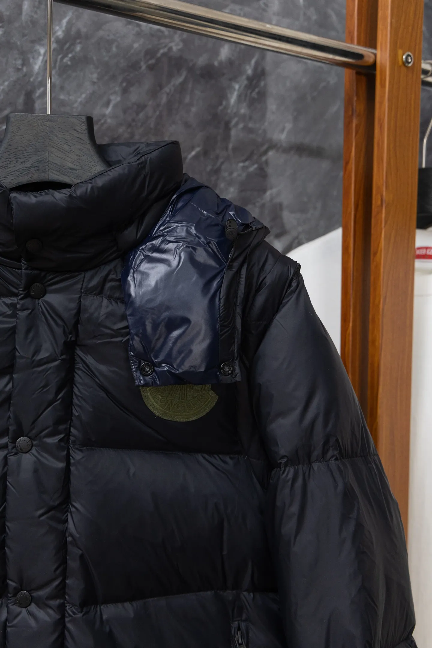 P840 Model No. J0191 MONCLER Cyclone two-in-one detachable top-quality down jacket. Made of 340 grams of down-filling goose down. The threads are clearly routed. Uses 10,000-needle embroidery. The original order is customized with 1:1 smooth and delicate lines. Better hand feel and texture. Not easy to deform, not easy to shrink, not easy to fade. Maintains long-lasting beauty. Color: dark brown blue. Size 1-5