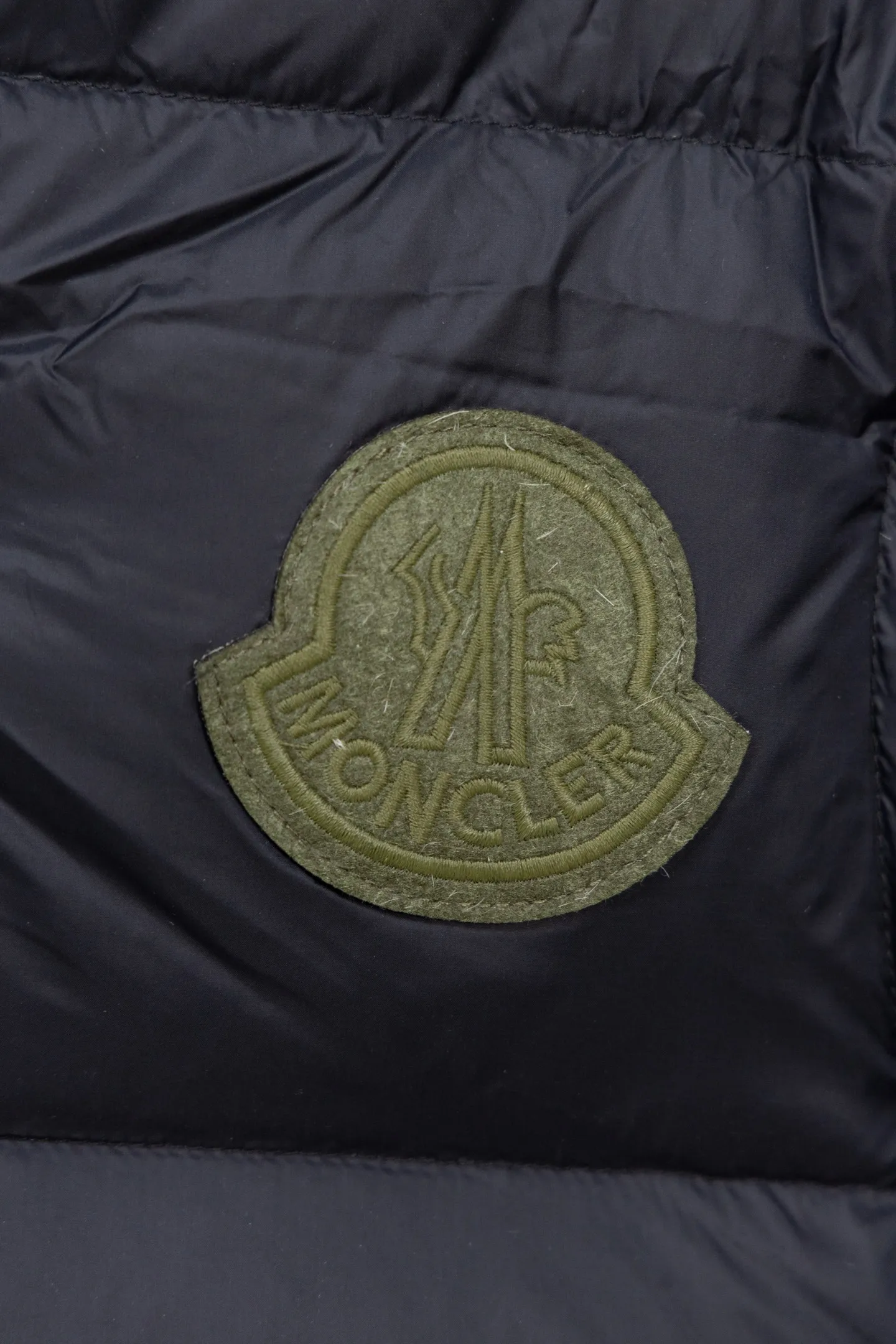 P840 Model No. J0191 MONCLER Cyclone two-in-one detachable top-quality down jacket. Made of 340 grams of down-filling goose down. The threads are clearly routed. Uses 10,000-needle embroidery. The original order is customized with 1:1 smooth and delicate lines. Better hand feel and texture. Not easy to deform, not easy to shrink, not easy to fade. Maintains long-lasting beauty. Color: dark brown blue. Size 1-5