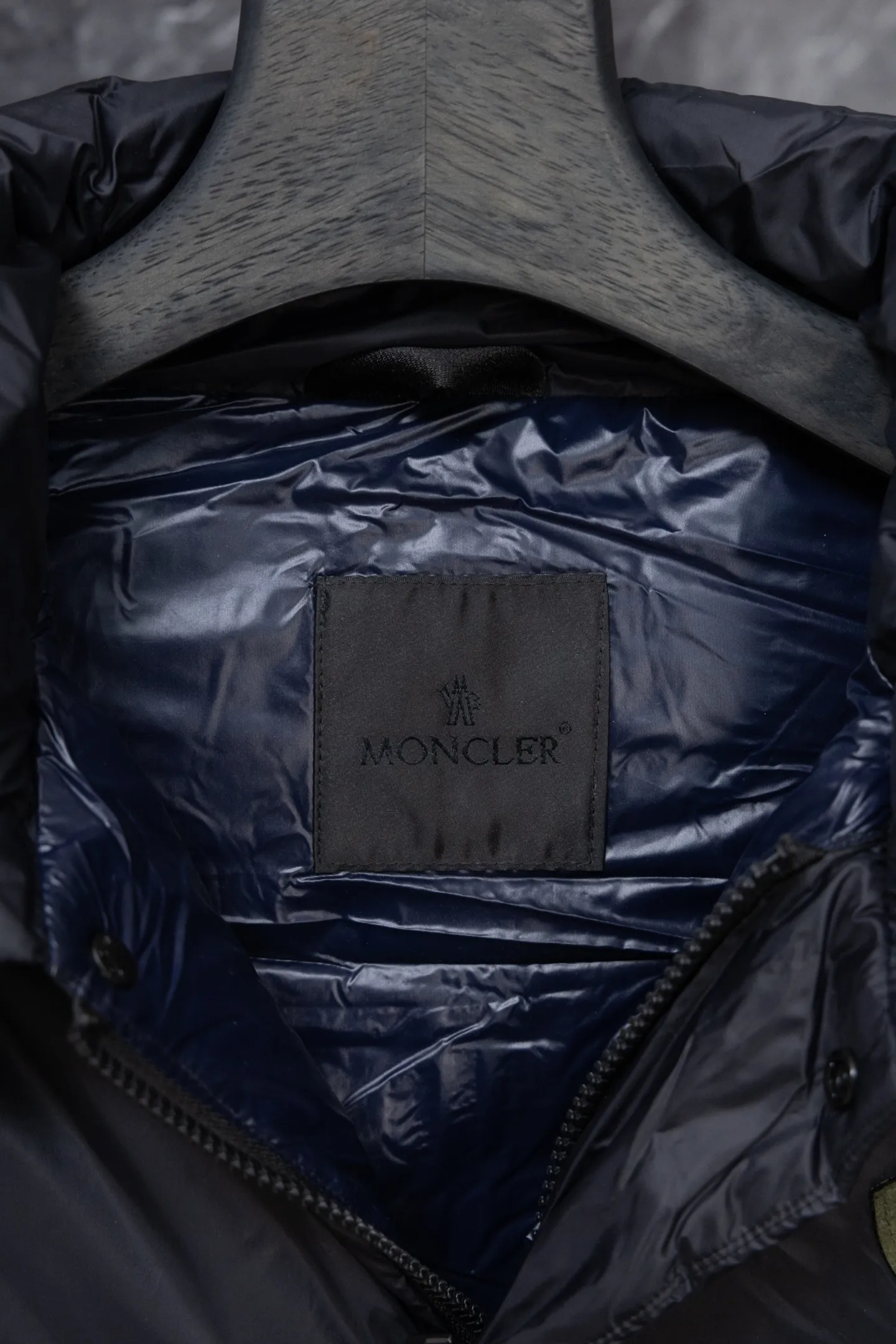 P840 Model No. J0191 MONCLER Cyclone two-in-one detachable top-quality down jacket. Made of 340 grams of down-filling goose down. The threads are clearly routed. Uses 10,000-needle embroidery. The original order is customized with 1:1 smooth and delicate lines. Better hand feel and texture. Not easy to deform, not easy to shrink, not easy to fade. Maintains long-lasting beauty. Color: dark brown blue. Size 1-5