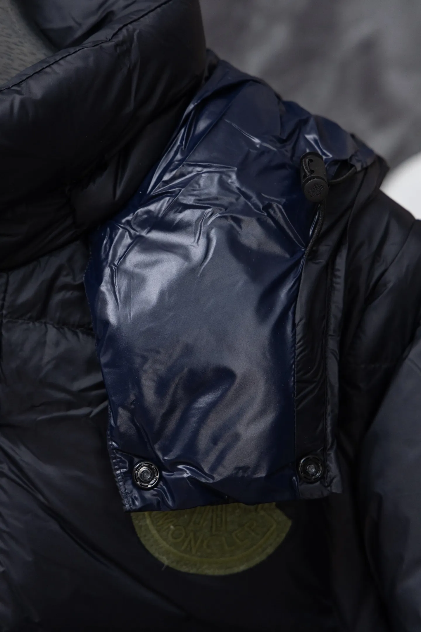P840 Model No. J0191 MONCLER Cyclone two-in-one detachable top-quality down jacket. Made of 340 grams of down-filling goose down. The threads are clearly routed. Uses 10,000-needle embroidery. The original order is customized with 1:1 smooth and delicate lines. Better hand feel and texture. Not easy to deform, not easy to shrink, not easy to fade. Maintains long-lasting beauty. Color: dark brown blue. Size 1-5