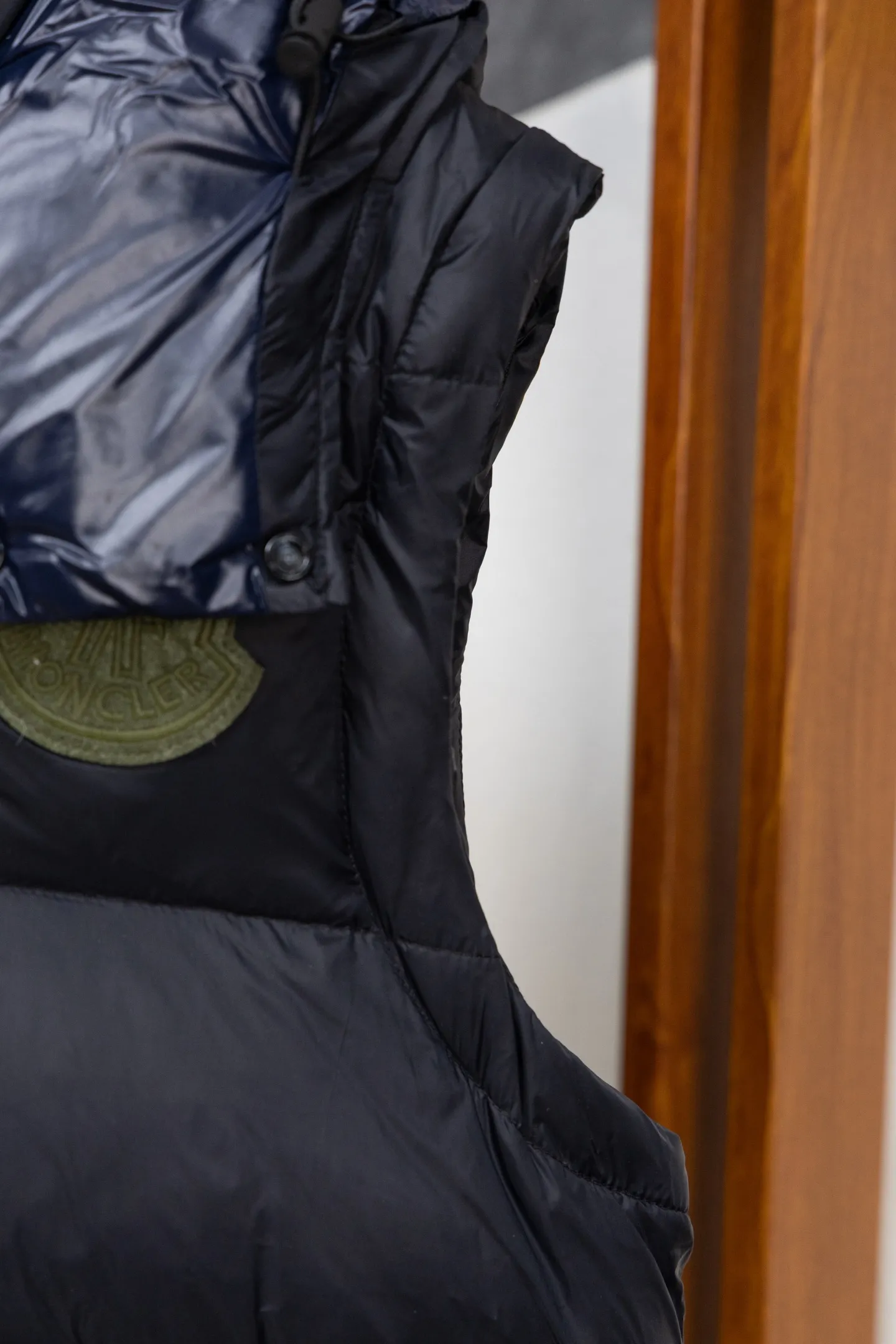 P840 Model No. J0191 MONCLER Cyclone two-in-one detachable top-quality down jacket. Made of 340 grams of down-filling goose down. The threads are clearly routed. Uses 10,000-needle embroidery. The original order is customized with 1:1 smooth and delicate lines. Better hand feel and texture. Not easy to deform, not easy to shrink, not easy to fade. Maintains long-lasting beauty. Color: dark brown blue. Size 1-5