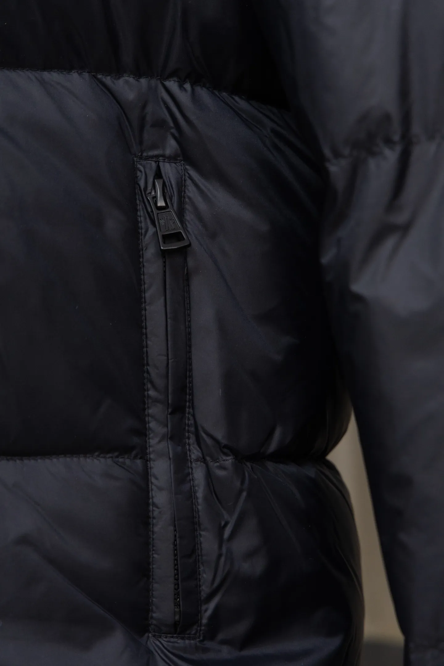P840 Model No. J0191 MONCLER Cyclone two-in-one detachable top-quality down jacket. Made of 340 grams of down-filling goose down. The threads are clearly routed. Uses 10,000-needle embroidery. The original order is customized with 1:1 smooth and delicate lines. Better hand feel and texture. Not easy to deform, not easy to shrink, not easy to fade. Maintains long-lasting beauty. Color: dark brown blue. Size 1-5