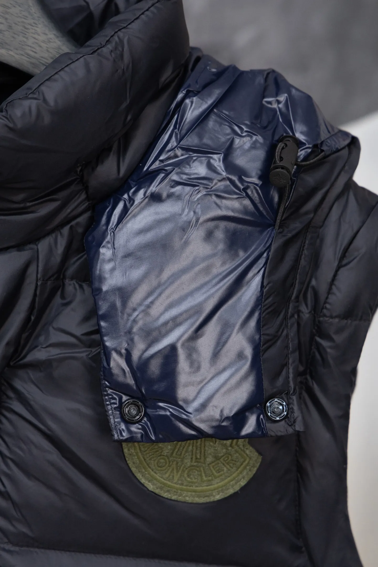 P840 Model No. J0191 MONCLER Cyclone two-in-one detachable top-quality down jacket. Made of 340 grams of down-filling goose down. The threads are clearly routed. Uses 10,000-needle embroidery. The original order is customized with 1:1 smooth and delicate lines. Better hand feel and texture. Not easy to deform, not easy to shrink, not easy to fade. Maintains long-lasting beauty. Color: dark brown blue. Size 1-5