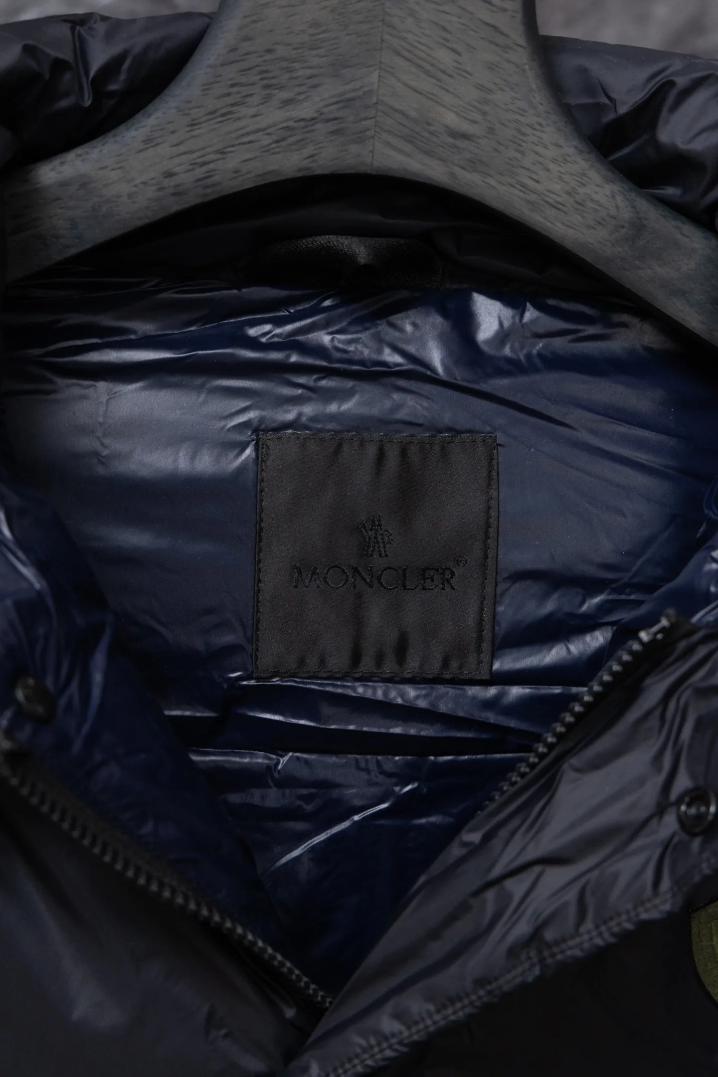 P840 Model No. J0191 MONCLER Cyclone two-in-one detachable top-quality down jacket. Made of 340 grams of down-filling goose down. The threads are clearly routed. Uses 10,000-needle embroidery. The original order is customized with 1:1 smooth and delicate lines. Better hand feel and texture. Not easy to deform, not easy to shrink, not easy to fade. Maintains long-lasting beauty. Color: dark brown blue. Size 1-5