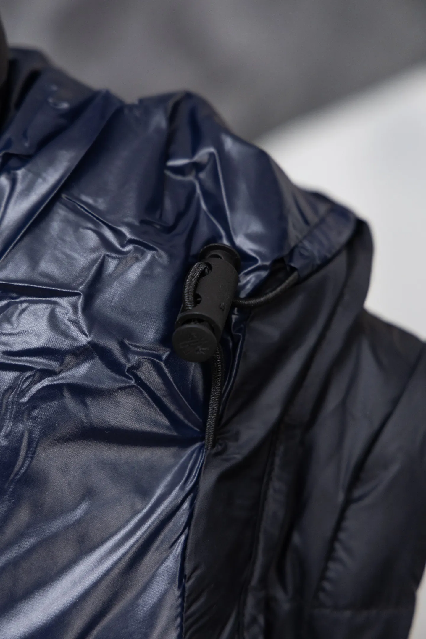P840 Model No. J0191 MONCLER Cyclone two-in-one detachable top-quality down jacket. Made of 340 grams of down-filling goose down. The threads are clearly routed. Uses 10,000-needle embroidery. The original order is customized with 1:1 smooth and delicate lines. Better hand feel and texture. Not easy to deform, not easy to shrink, not easy to fade. Maintains long-lasting beauty. Color: dark brown blue. Size 1-5