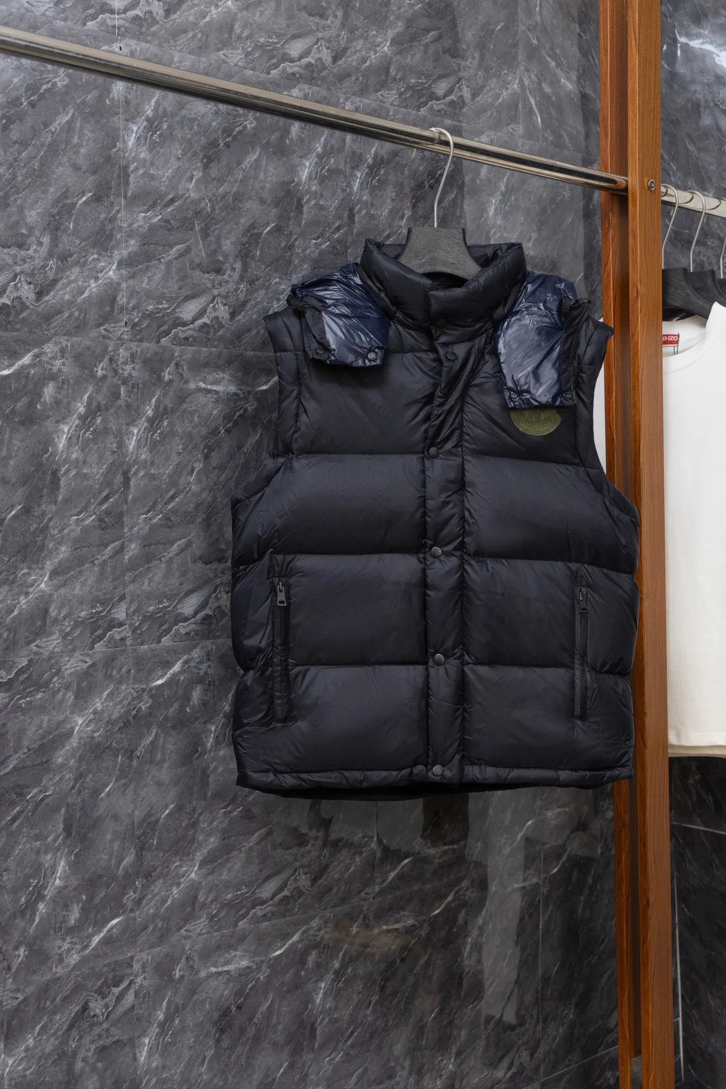 P840 Model No. J0191 MONCLER Cyclone two-in-one detachable top-quality down jacket. Made of 340 grams of down-filling goose down. The threads are clearly routed. Uses 10,000-needle embroidery. The original order is customized with 1:1 smooth and delicate lines. Better hand feel and texture. Not easy to deform, not easy to shrink, not easy to fade. Maintains long-lasting beauty. Color: dark brown blue. Size 1-5