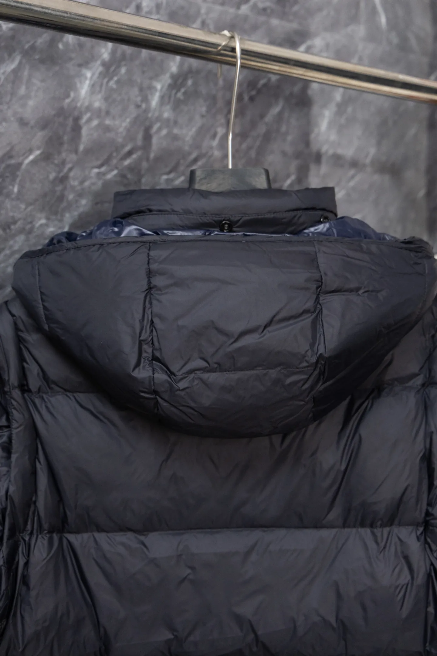 P840 Model No. J0191 MONCLER Cyclone two-in-one detachable top-quality down jacket. Made of 340 grams of down-filling goose down. The threads are clearly routed. Uses 10,000-needle embroidery. The original order is customized with 1:1 smooth and delicate lines. Better hand feel and texture. Not easy to deform, not easy to shrink, not easy to fade. Maintains long-lasting beauty. Color: dark brown blue. Size 1-5