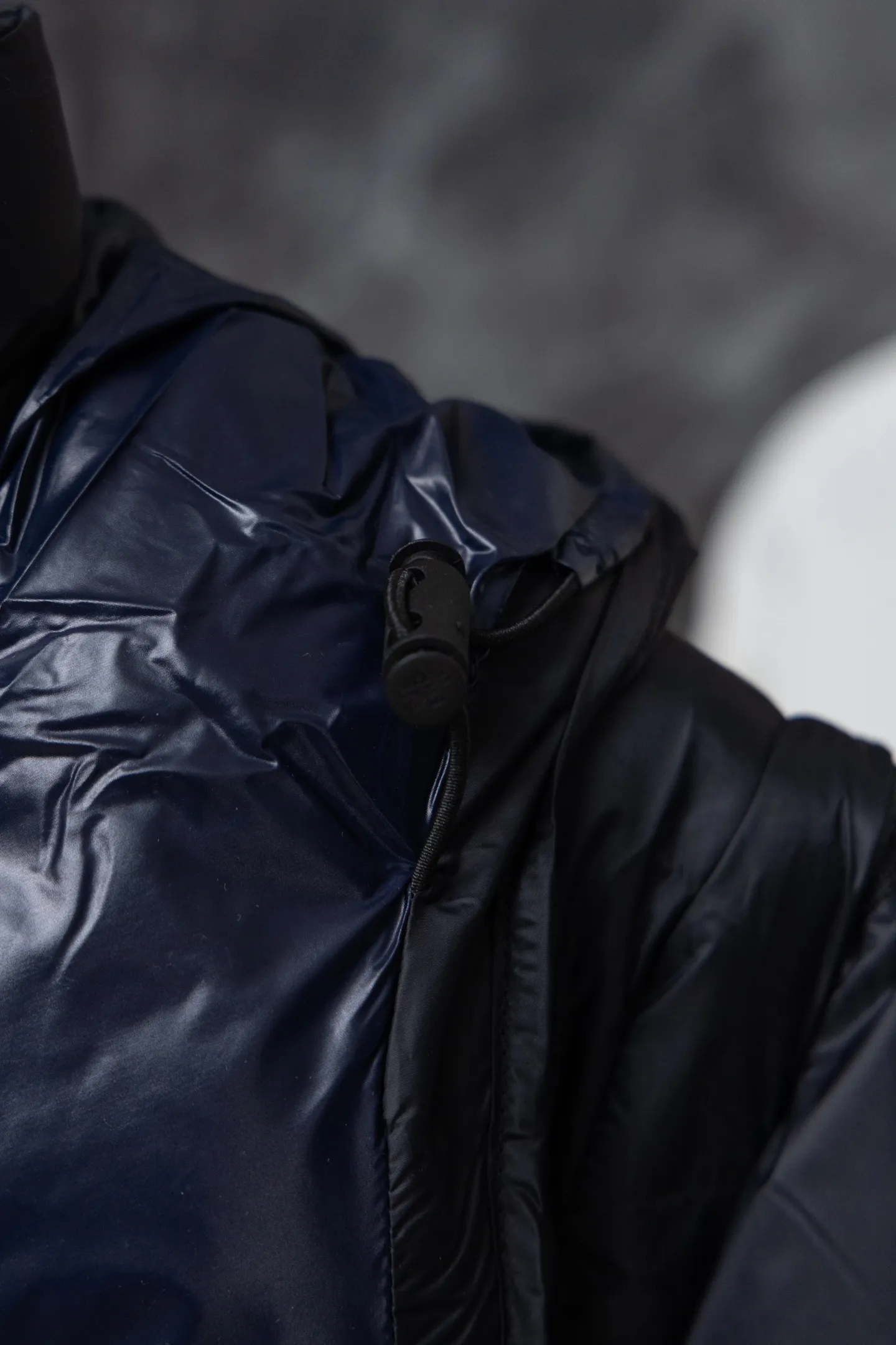 P840 Model No. J0191 MONCLER Cyclone two-in-one detachable top-quality down jacket. Made of 340 grams of down-filling goose down. The threads are clearly routed. Uses 10,000-needle embroidery. The original order is customized with 1:1 smooth and delicate lines. Better hand feel and texture. Not easy to deform, not easy to shrink, not easy to fade. Maintains long-lasting beauty. Color: dark brown blue. Size 1-5