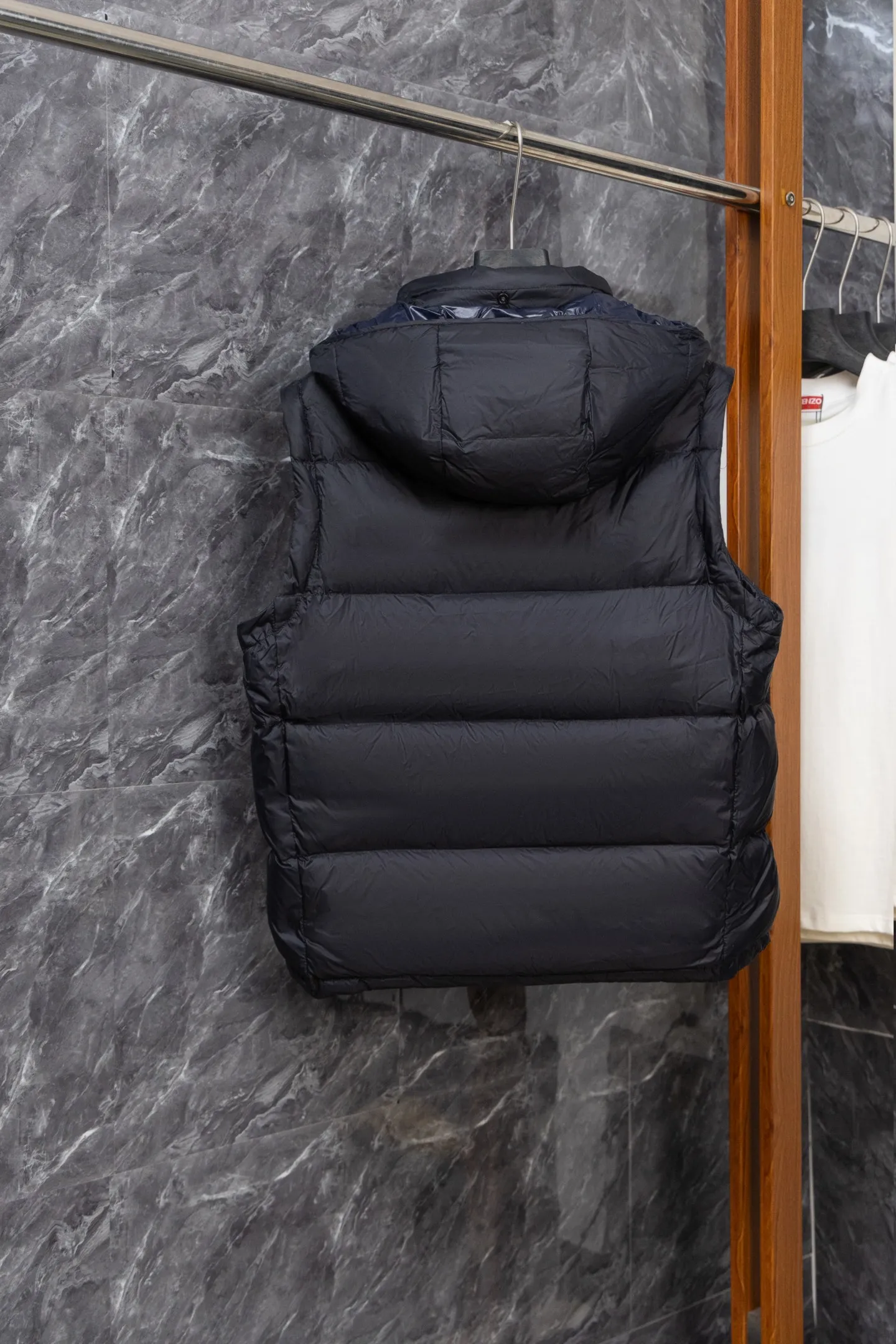 P840 Model No. J0191 MONCLER Cyclone two-in-one detachable top-quality down jacket. Made of 340 grams of down-filling goose down. The threads are clearly routed. Uses 10,000-needle embroidery. The original order is customized with 1:1 smooth and delicate lines. Better hand feel and texture. Not easy to deform, not easy to shrink, not easy to fade. Maintains long-lasting beauty. Color: dark brown blue. Size 1-5