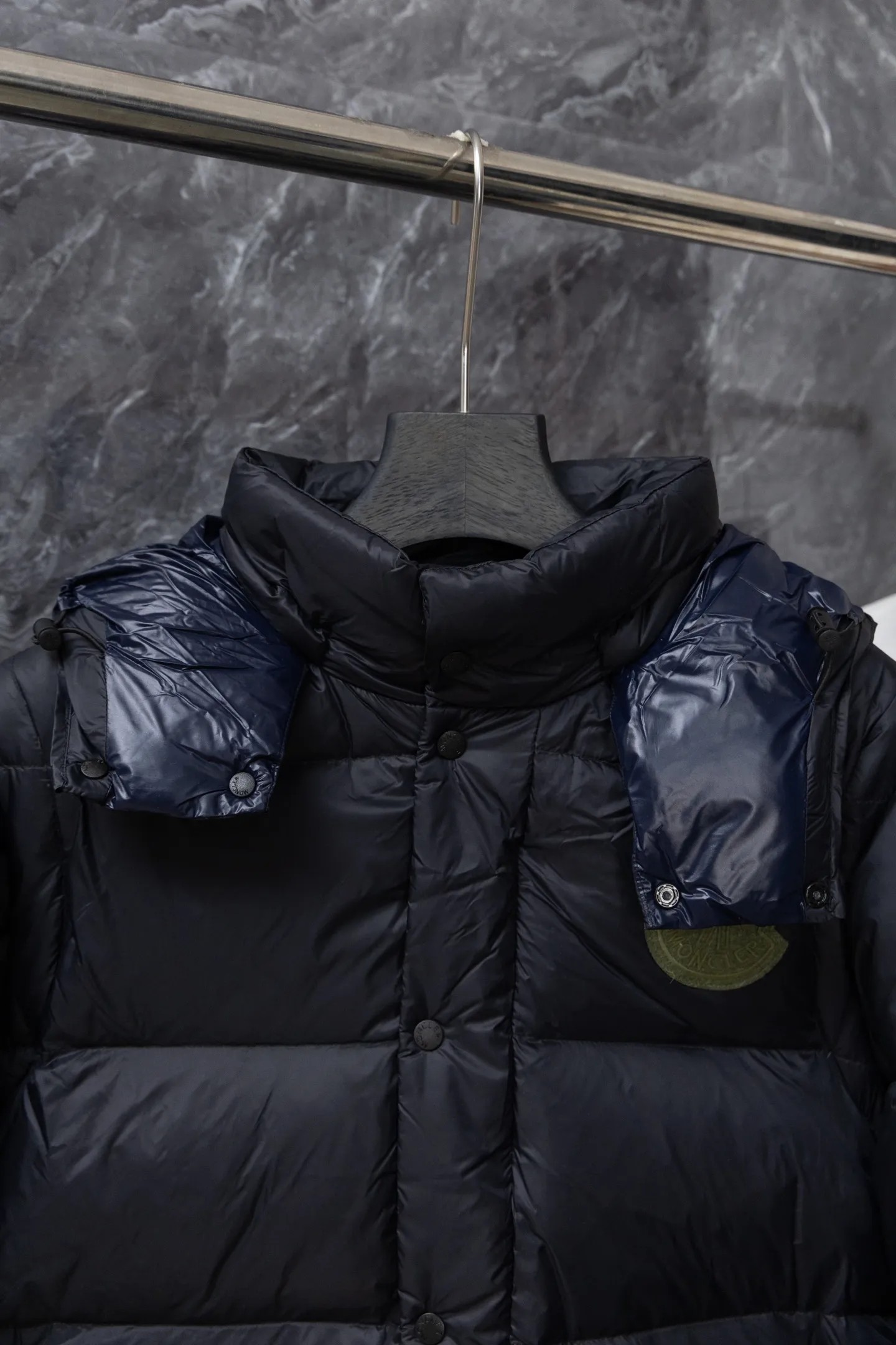 P840 Model No. J0191 MONCLER Cyclone two-in-one detachable top-quality down jacket. Made of 340 grams of down-filling goose down. The threads are clearly routed. Uses 10,000-needle embroidery. The original order is customized with 1:1 smooth and delicate lines. Better hand feel and texture. Not easy to deform, not easy to shrink, not easy to fade. Maintains long-lasting beauty. Color: dark brown blue. Size 1-5