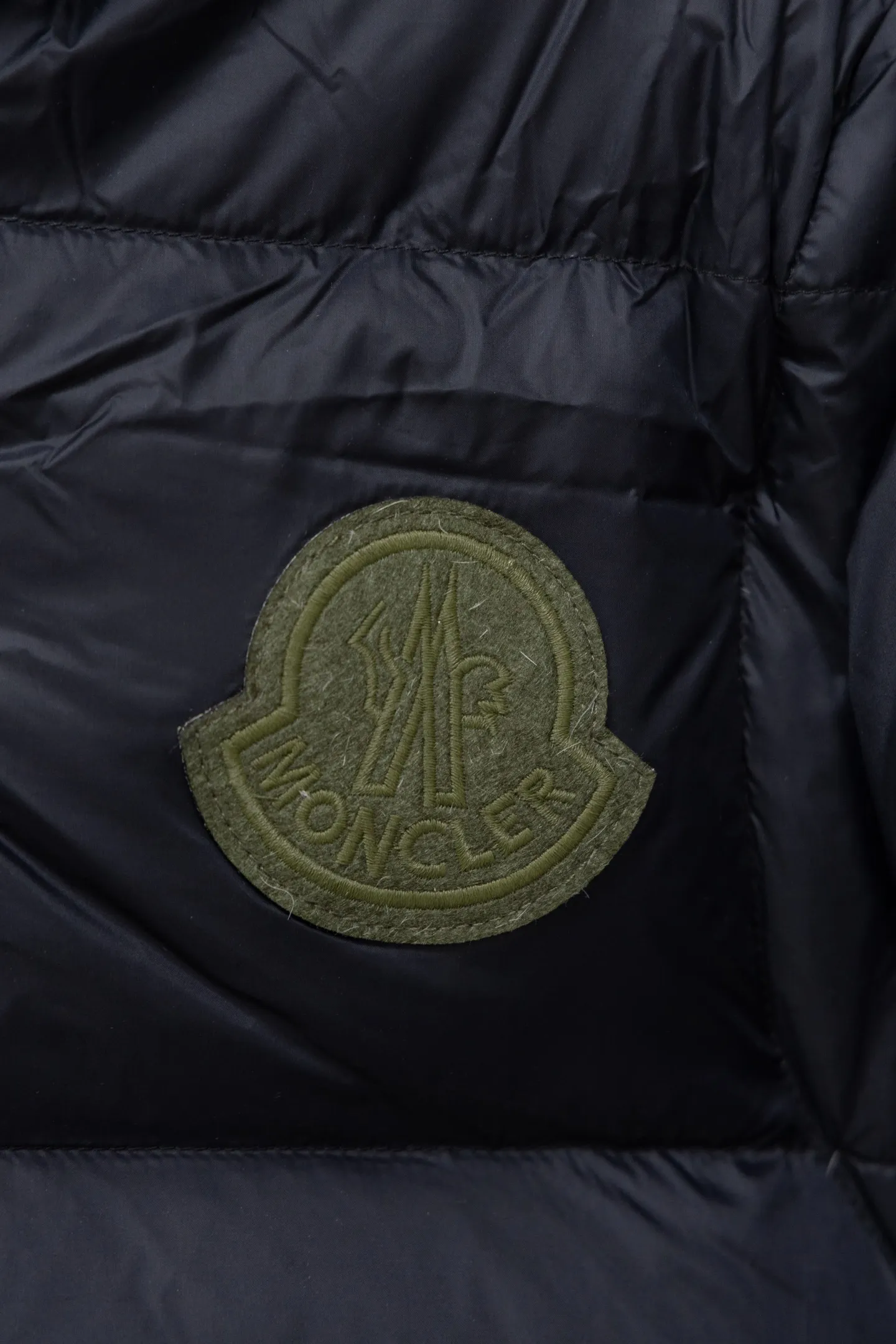P840 Model No. J0191 MONCLER Cyclone two-in-one detachable top-quality down jacket. Made of 340 grams of down-filling goose down. The threads are clearly routed. Uses 10,000-needle embroidery. The original order is customized with 1:1 smooth and delicate lines. Better hand feel and texture. Not easy to deform, not easy to shrink, not easy to fade. Maintains long-lasting beauty. Color: dark brown blue. Size 1-5