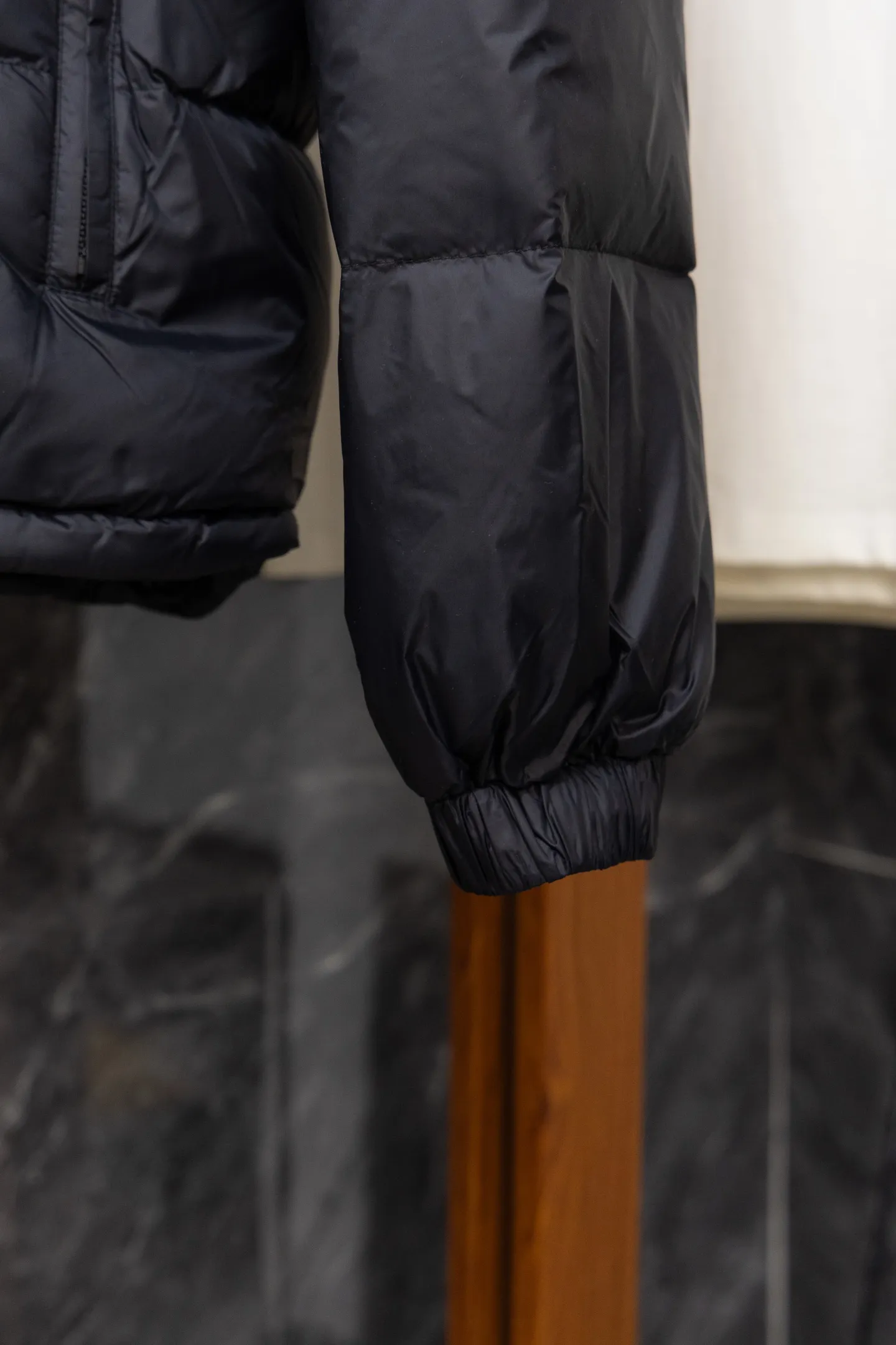 P840 Model No. J0191 MONCLER Cyclone two-in-one detachable top-quality down jacket. Made of 340 grams of down-filling goose down. The threads are clearly routed. Uses 10,000-needle embroidery. The original order is customized with 1:1 smooth and delicate lines. Better hand feel and texture. Not easy to deform, not easy to shrink, not easy to fade. Maintains long-lasting beauty. Color: dark brown blue. Size 1-5
