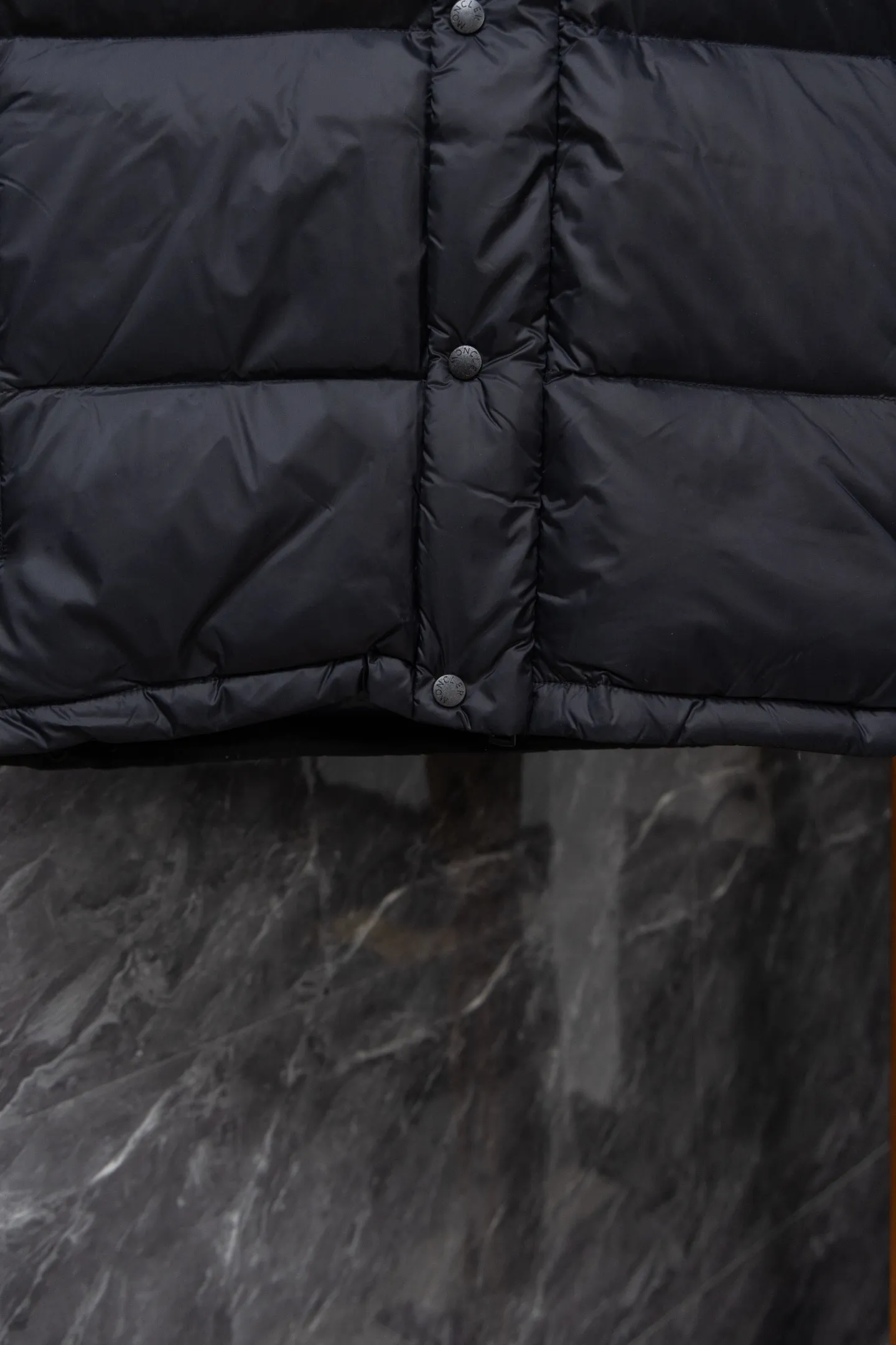 P840 Model No. J0191 MONCLER Cyclone two-in-one detachable top-quality down jacket. Made of 340 grams of down-filling goose down. The threads are clearly routed. Uses 10,000-needle embroidery. The original order is customized with 1:1 smooth and delicate lines. Better hand feel and texture. Not easy to deform, not easy to shrink, not easy to fade. Maintains long-lasting beauty. Color: dark brown blue. Size 1-5