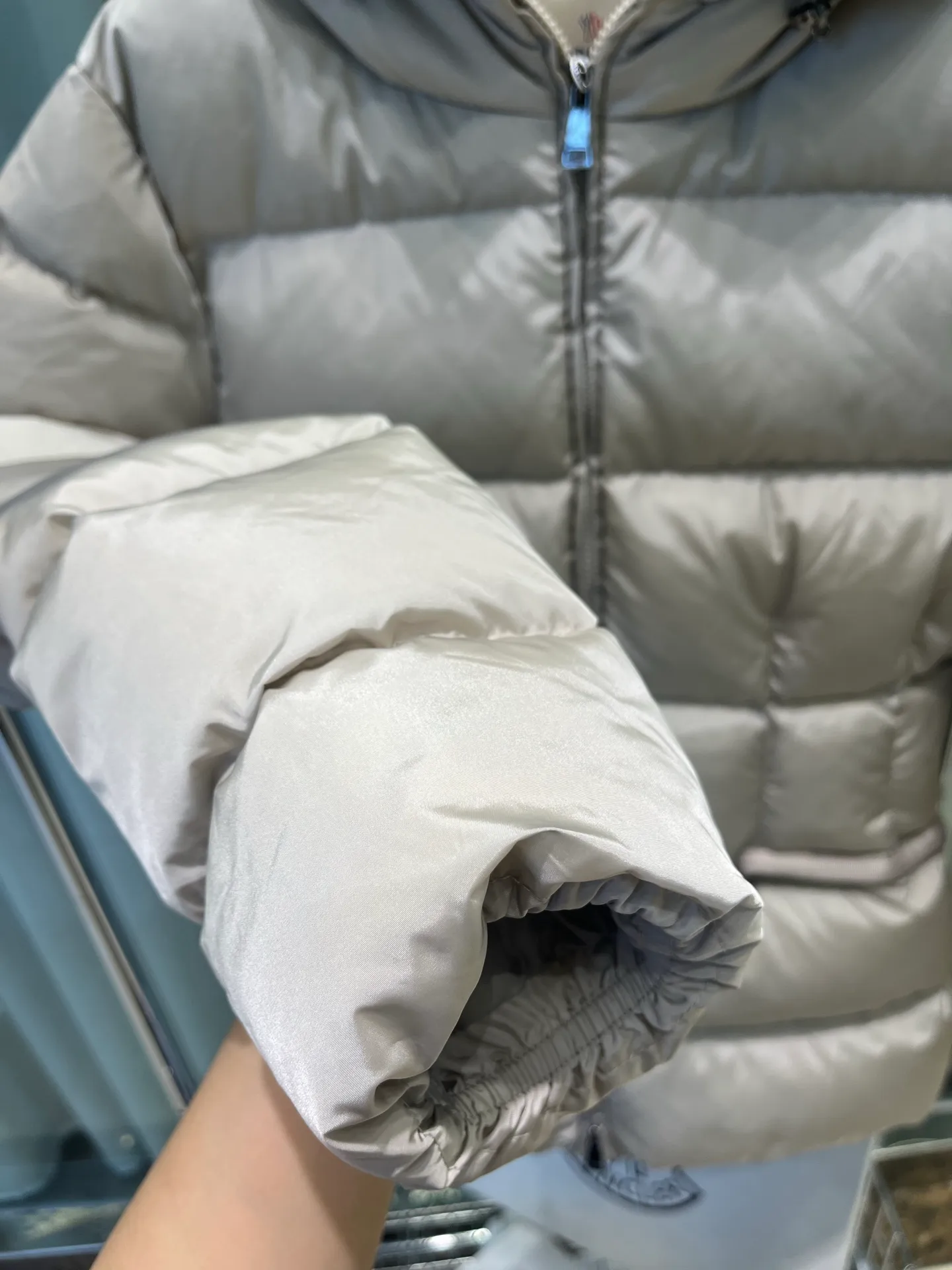P720 Moncler/Avoce series short slim-fit hooded down jacket adopts the correct version of three-dimensional cutting. The upper body becomes ant waist in seconds, which is significantly better than the flat cutting on the market. The fabric is made of functional nylon and lightweight Longue. Saison lining, filled with high-quality down, equipped with an adjustable hood and zipper pockets, built-in elastic waistband to outline the curves, full of high-end look, simple but not simple, both in terms of fabric material and overall outline, it has both fashionable styling and good cold protection effect, and brings a comfortable wearing experience and feeling. It can concave shape and keep warm, three-dimensional and full, highly practical, filled with white duck down inside, three standards for customized accessories Size: 1 2 3 4