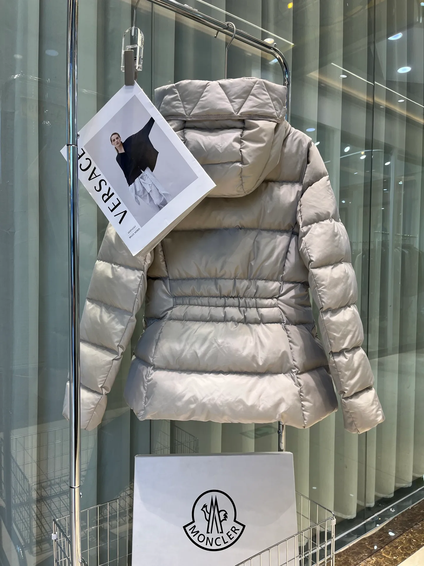 P720 Moncler/Avoce series short slim-fit hooded down jacket adopts the correct version of three-dimensional cutting. The upper body becomes ant waist in seconds, which is significantly better than the flat cutting on the market. The fabric is made of functional nylon and lightweight Longue. Saison lining, filled with high-quality down, equipped with an adjustable hood and zipper pockets, built-in elastic waistband to outline the curves, full of high-end look, simple but not simple, both in terms of fabric material and overall outline, it has both fashionable styling and good cold protection effect, and brings a comfortable wearing experience and feeling. It can concave shape and keep warm, three-dimensional and full, highly practical, filled with white duck down inside, three standards for customized accessories Size: 1 2 3 4