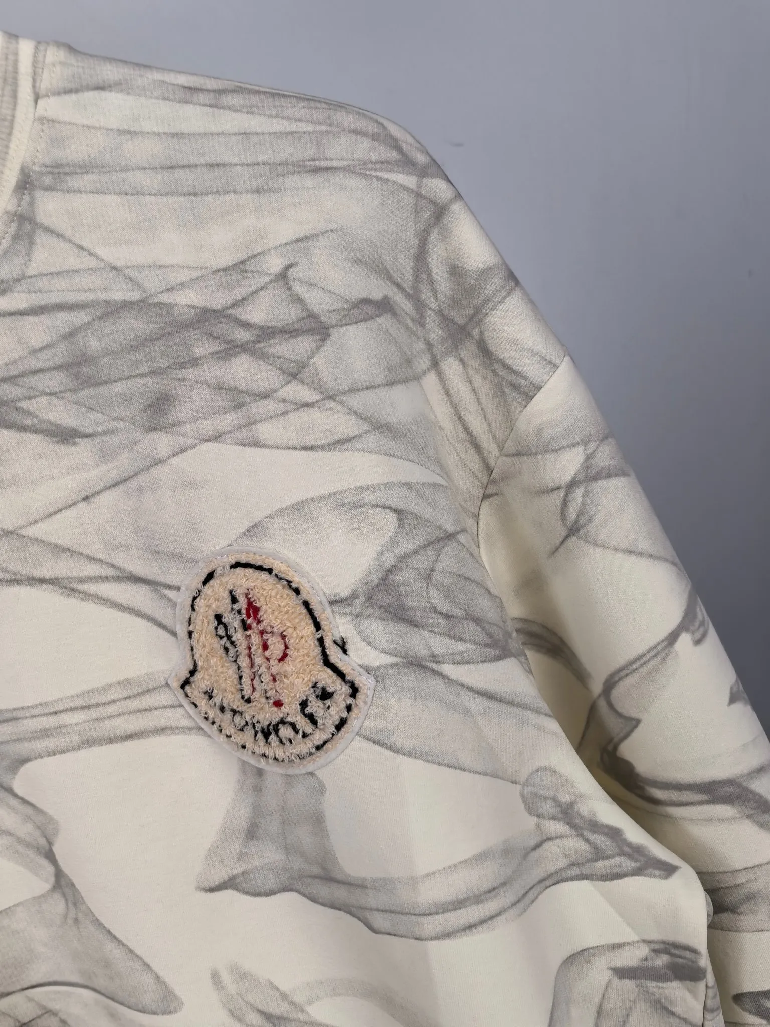 P420 MONCLER 2025 Autumn and Winter New Design Sweatshirt Official website synchronized! This T-shirt combines minimalist design with exquisite details. The oversize trim is reminiscent of Tyrolean dress details, summoning modern new ideas, creating a different conceptual pattern, and injecting rich connotation into the traditional cotton T-shirt. The LOGO on the front graphic webbing is unique and makes the brand more distinguished. It highlights the style of a big brand, sets off the minimalist design style, and reveals the elegance at a glance! As a brand that pursues design and tailoring techniques, the materials used will never disappoint! The body of this shirt is made of Solona cotton blended 400g fabric, which is noble and exquisite. The cotton surface is full, soft and skin-friendly. In short, such a classic style is a must-have for autumn and winter! M-3XL
