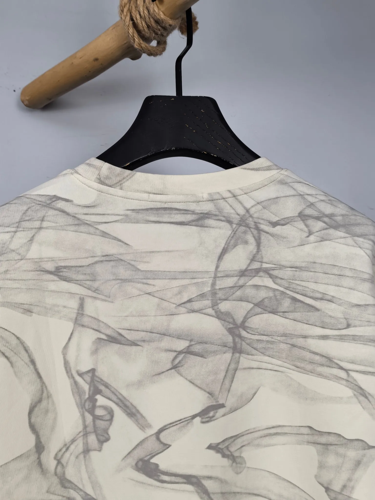 P420 MONCLER 2025 Autumn and Winter New Design Sweatshirt Official website synchronized! This T-shirt combines minimalist design with exquisite details. The oversize trim is reminiscent of Tyrolean dress details, summoning modern new ideas, creating a different conceptual pattern, and injecting rich connotation into the traditional cotton T-shirt. The LOGO on the front graphic webbing is unique and makes the brand more distinguished. It highlights the style of a big brand, sets off the minimalist design style, and reveals the elegance at a glance! As a brand that pursues design and tailoring techniques, the materials used will never disappoint! The body of this shirt is made of Solona cotton blended 400g fabric, which is noble and exquisite. The cotton surface is full, soft and skin-friendly. In short, such a classic style is a must-have for autumn and winter! M-3XL