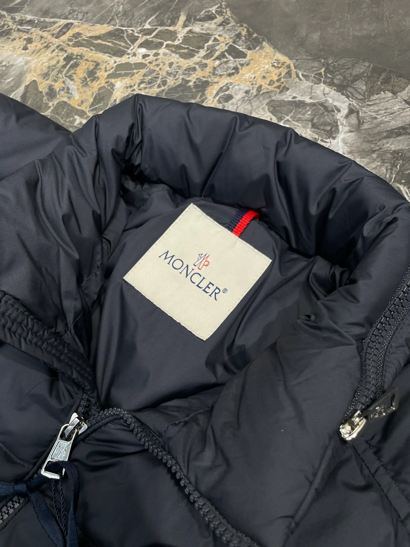 P960 Moncler sleeve three-color webbing down jacket is made of the new national standard 80 white duck down, with a single down filling of 200 grams. The entire garment is treated with waterproof and anti-static functions. The fabric is 70D high-density nylon cloth, and the sleeve webbing is 100% polyester fiber color-blocking custom webbing. The red royal blue color of the entire webbing has been dyed with four-level color fastness, so that the color will not fade after being woven. size: 1234