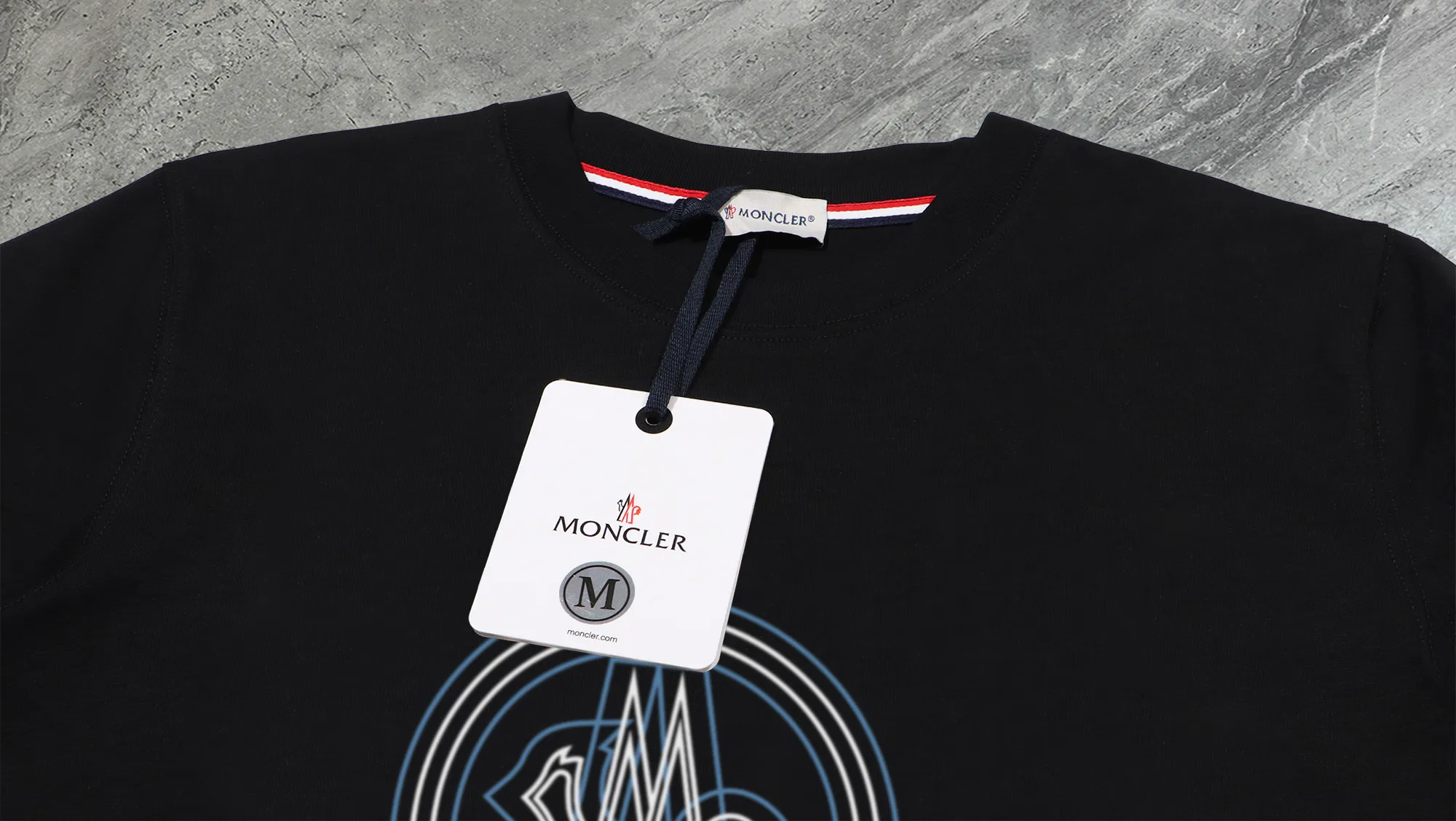 P210 High-version sweatshirt) [Long-term stock] 〖𝐌𝐎𝐍𝐂𝐋𝐄𝐑~Mask〗 Made of 440g heavy-weight fabric. It is different from the market currency. It can be matched with any variety and is properly handsome. 😎The whole dress is made of double waistcoats. The double waistcoats make the whole dress more three-dimensional. Not ordinary factories can do such fine work. 2025 Spring runway version of the T stage, on sale at the counter, round neck terry sweatshirt, high-end double-strand pure cotton, custom-made stretch ribs, dyed in the same vat, complete with three standards, matched with exquisite embroidered LOGO on the chest, simple and advanced, same style for men and women. Color: black, apricot, white, size: S M L XL 2XL