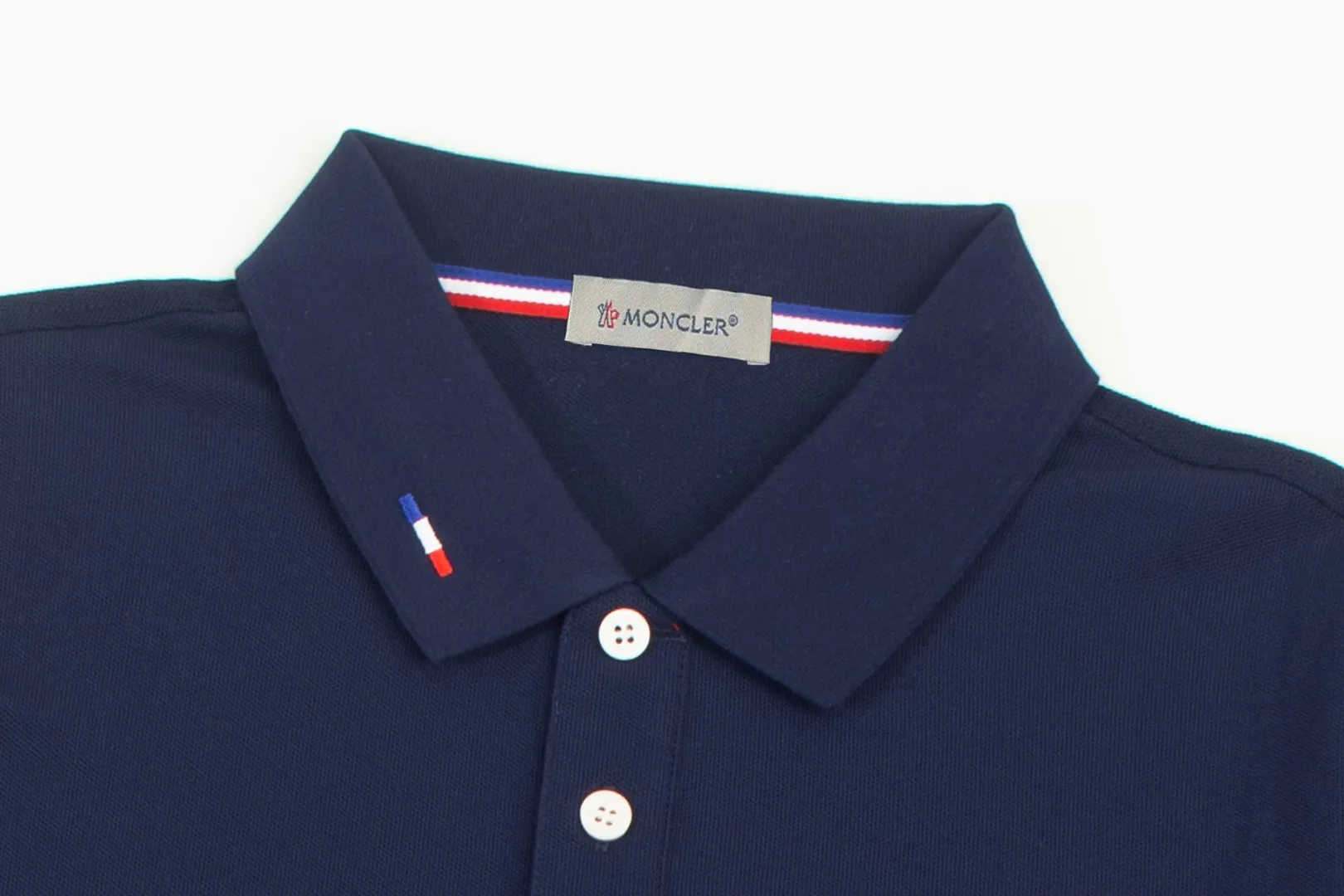 P210 MONCLER/Mask 25SS new logo embroidered lapel long-sleeved Polo shirt.  A simple yet refined T-shirt. The best item to create a modern and elegant look. Excellent channel product! Customer-supplied Piquet porous fiber pique cotton fabric, which can be called a "breathing fabric."  The unparalleled texture is inseparable from the exquisite materials used in craft tailoring. The craft knitted quilted design makes the hand feel extremely smooth and delicate without any roughness. The original logo design is more luxurious and noble. The upper body is comfortable and classy. The hand feels very smooth and soft. It can be easily controlled regardless of business, fashion or leisure. The age span is very large, which conforms to the trendy and practical dressing customs. It is the first choice for senior urban fashion people.  Black/white/Tibetan orchid Size: M~3XL
