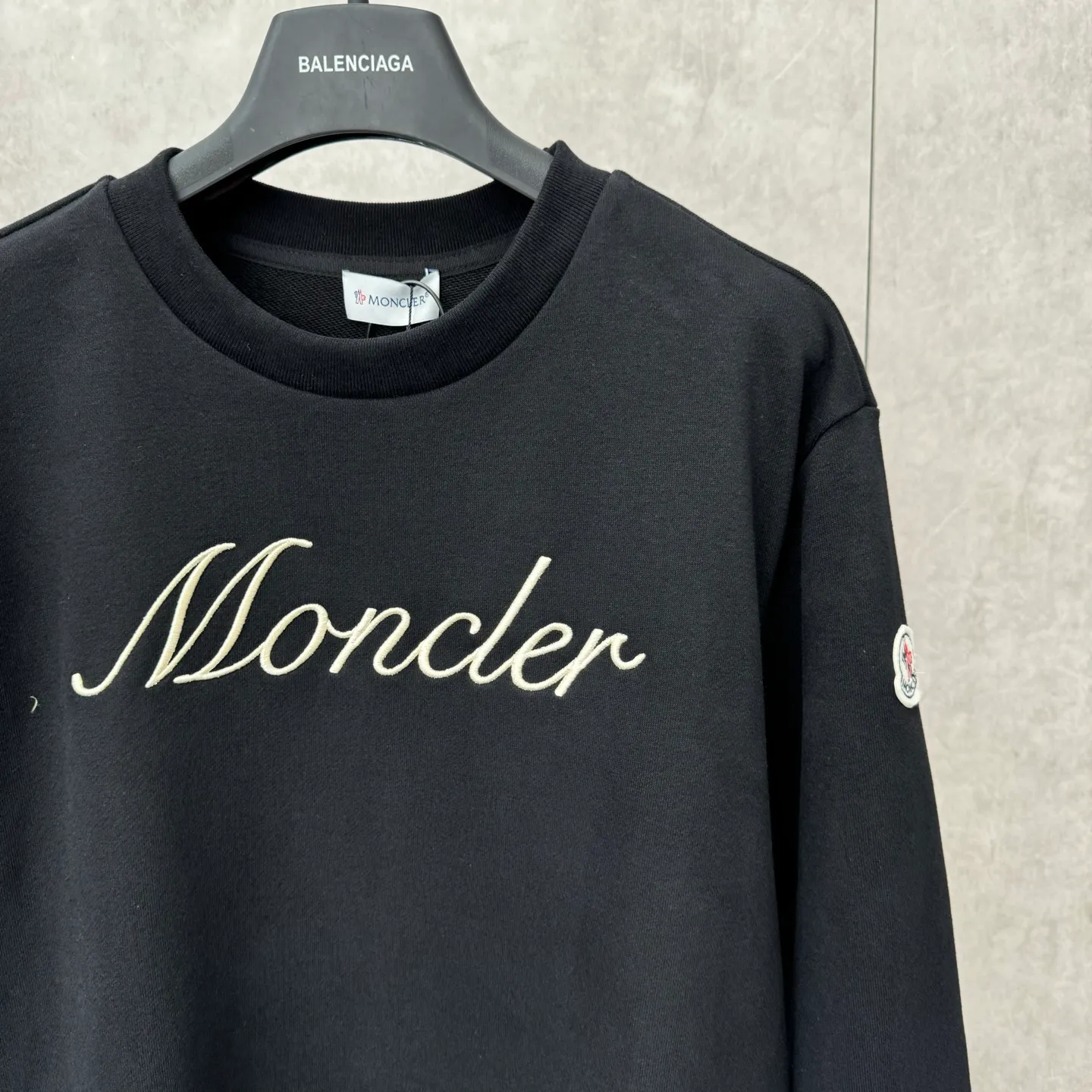 P370 MONCLER Covered Mouth Embroidered Armband Sweatshirt SIZE S/M/L/XL Fabric: Made of 380g brushed sweatshirt terry, the fabric is brushed to make the surface feel softer and smoother. The thread is matched with 1*1 double yarn thread.  Craftsmanship: Embroidery uses 3D multi-dimensional embroidery, embellished with connected brand embroidered letters. The armband is made of sheepskin composite embroidery technology.  Made from soft cotton fleece, this sweatshirt is suitable for all seasons. Round neck design, embellished with logo embroidery, inspired by college baseball uniforms. Made of cotton fleece crew neck Logo embossed and embroidered