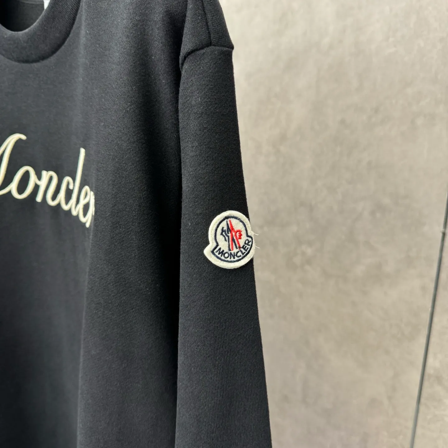 P370 MONCLER Covered Mouth Embroidered Armband Sweatshirt SIZE S/M/L/XL Fabric: Made of 380g brushed sweatshirt terry, the fabric is brushed to make the surface feel softer and smoother. The thread is matched with 1*1 double yarn thread.  Craftsmanship: Embroidery uses 3D multi-dimensional embroidery, embellished with connected brand embroidered letters. The armband is made of sheepskin composite embroidery technology.  Made from soft cotton fleece, this sweatshirt is suitable for all seasons. Round neck design, embellished with logo embroidery, inspired by college baseball uniforms. Made of cotton fleece crew neck Logo embossed and embroidered