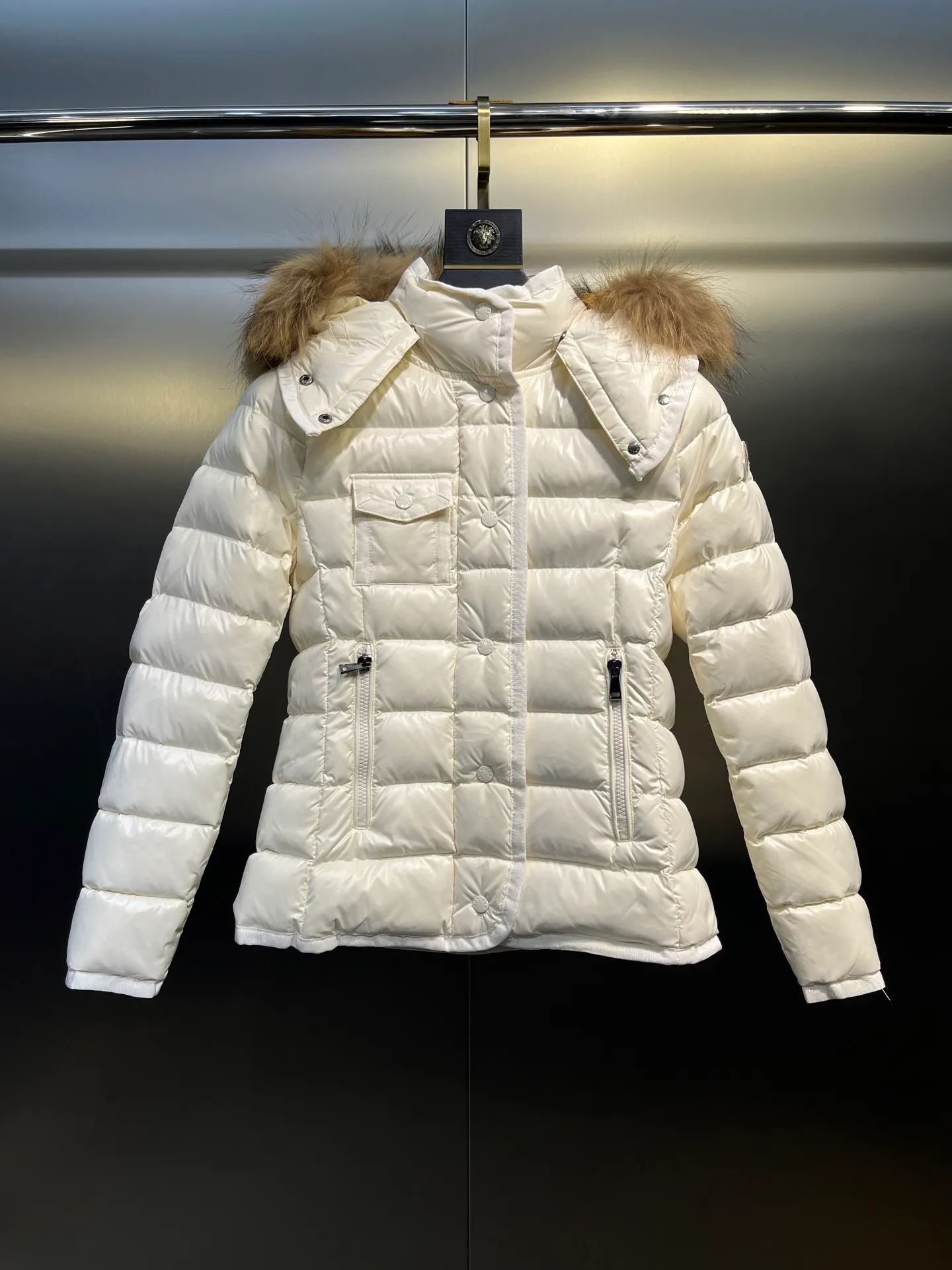 P1160 Moncler Armoise short slim fit women's down jacket, oversized fox fur, imported nylon fabric zipper closure Size: 1-2-3-4