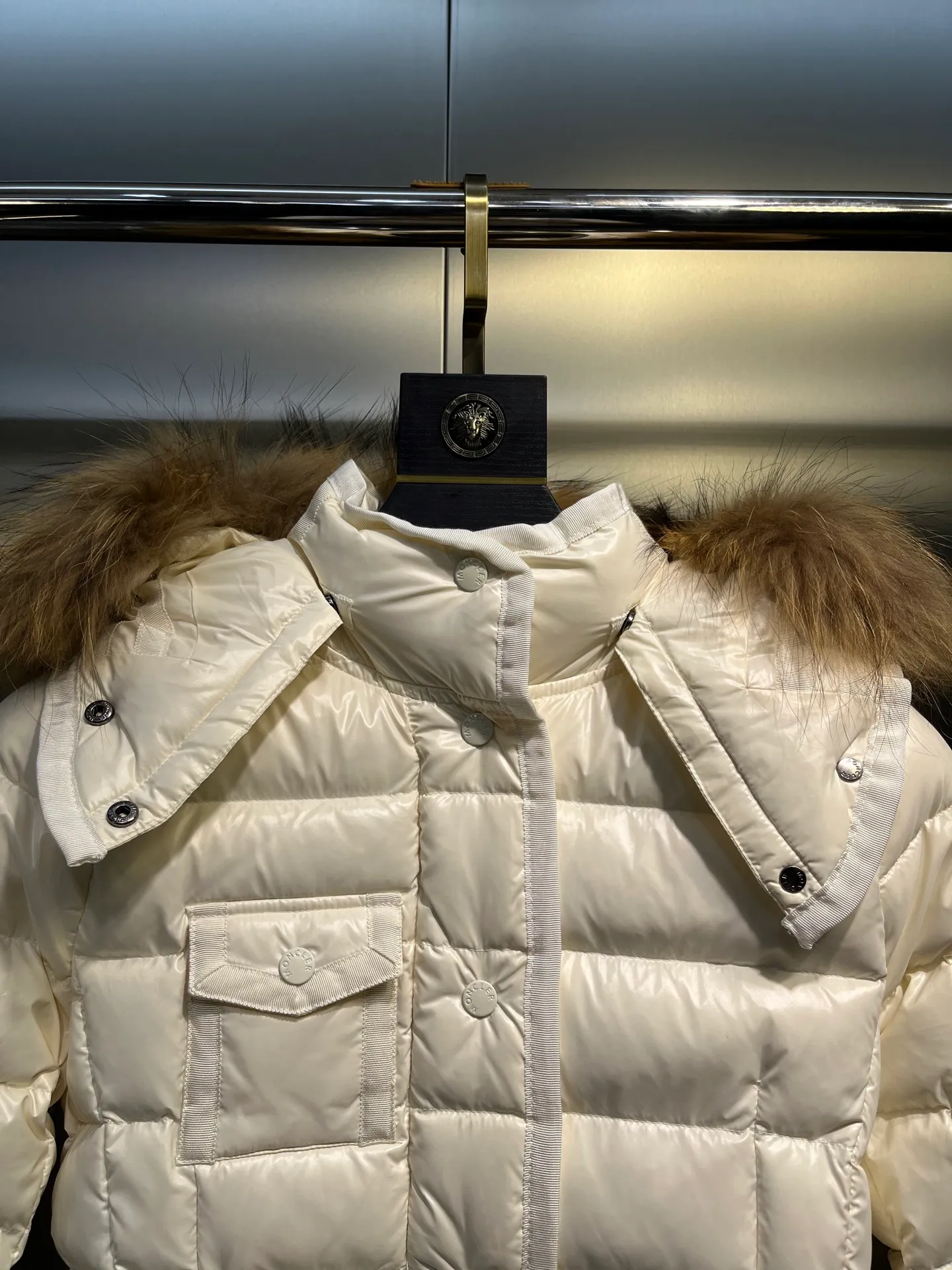 P1160 Moncler Armoise short slim fit women's down jacket, oversized fox fur, imported nylon fabric zipper closure Size: 1-2-3-4