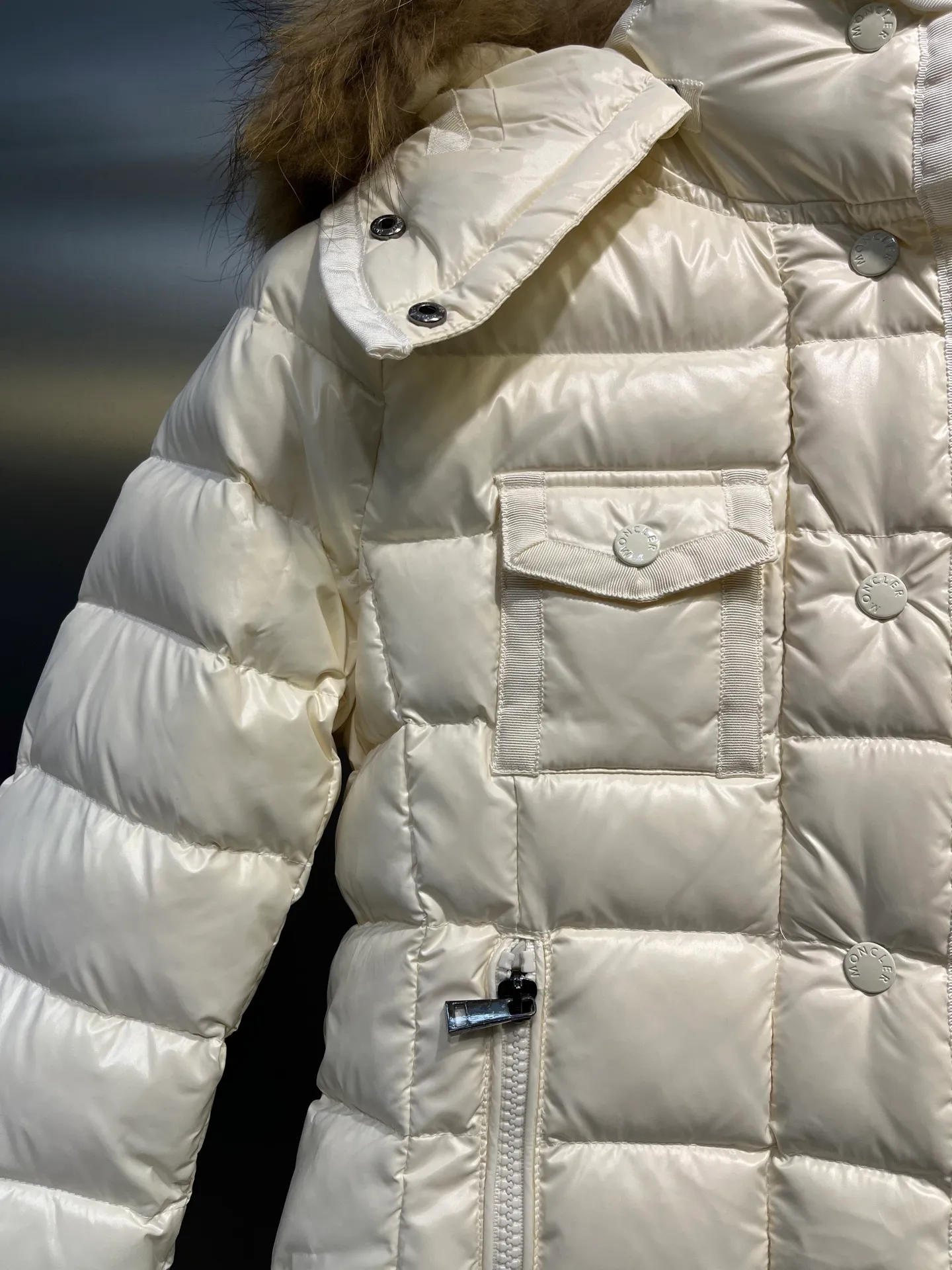 P1160 Moncler Armoise short slim fit women's down jacket, oversized fox fur, imported nylon fabric zipper closure Size: 1-2-3-4