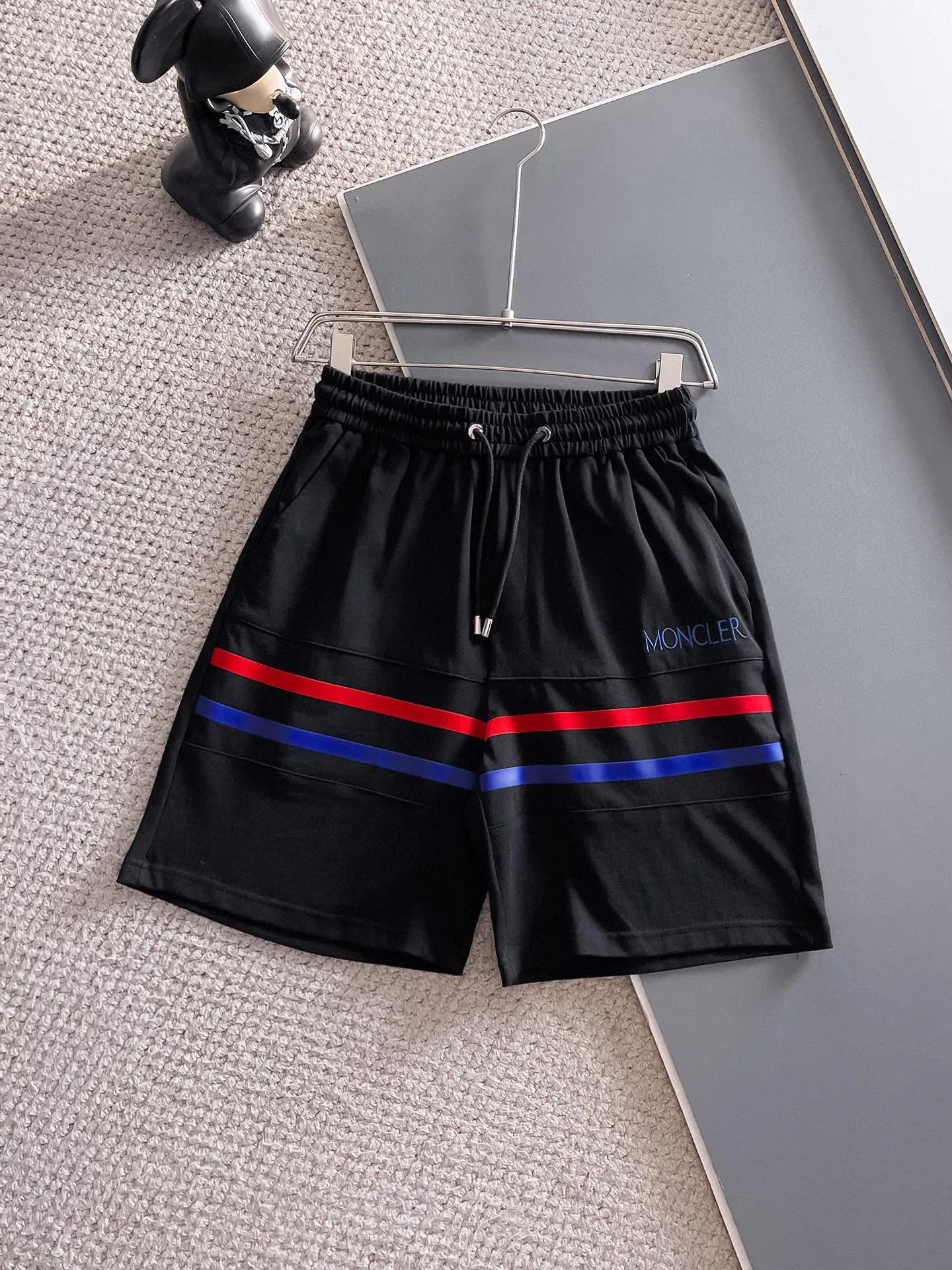 P570 Brand [MONCLER Mouth Covered] 2025 round neck short-sleeved shorts suit. The upper body of pure cotton fabric will not be stuffy. The smooth and comfortable skin-friendly effect is more breathable. The fabric has its own texture. Classic logo technology. A new interpretation from a unique angle. Fashionable and versatile choice! Size: M-3XL (maximum wear: 190 pounds)