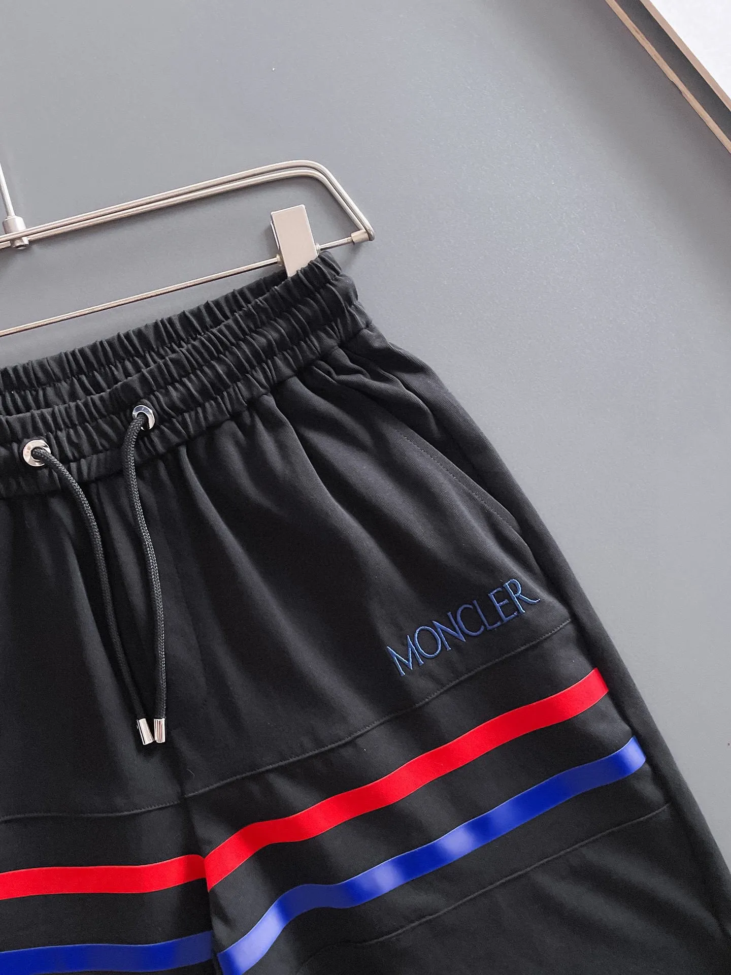 P570 Brand [MONCLER Mouth Covered] 2025 round neck short-sleeved shorts suit. The upper body of pure cotton fabric will not be stuffy. The smooth and comfortable skin-friendly effect is more breathable. The fabric has its own texture. Classic logo technology. A new interpretation from a unique angle. Fashionable and versatile choice! Size: M-3XL (maximum wear: 190 pounds)