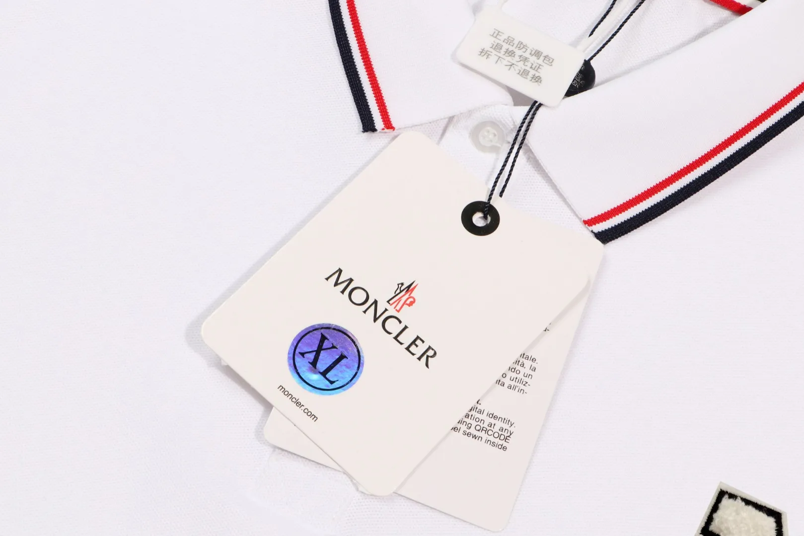 P200 New in stock】𝐌𝐎𝐍𝐂𝐋𝐄𝐑~Mengkou #2024 Early spring new high-quality lapel long-sleeved POLO shirt, counter-customized fabrics with high breathability and comfort, impeccable details, the brand's simple element design concept, reflecting high quality. It feels delicate and soft! It presents a casual cut and the upper body shape is great! The chest is filled with three-dimensional embroidery of the brand LOGO to highlight quality and luxury. Color: black, white Size: M~L~XL~2XL~3XL