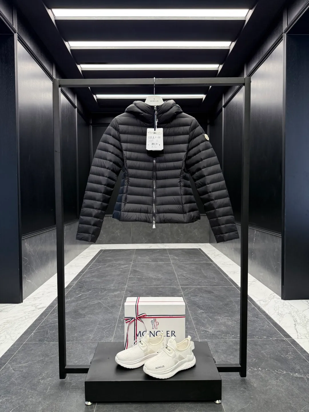 P700 Premium down⬆️Moncler. New Ige hooded short down jacket for women. Ige hooded short down jacket. The Ige down jacket is made of longue saison fabric and is suitable for mild weather. This nylon fabric is warm without being bulky. Designed in a cropped silhouette, it features a classic hooded silhouette and a cinched waist for a smooth, feminine look. It is recommended to choose one size up.  • Made of longuesaison fabric • Longuesaison lining • Filled with down • Hood • Zip closure • Zip pocket Size: 1-4 Ivory/Black