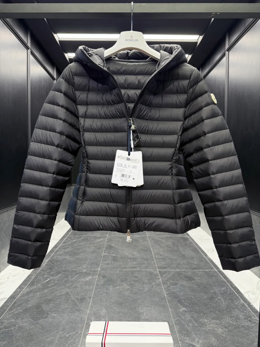 P700 Premium down⬆️Moncler. New Ige hooded short down jacket for women. Ige hooded short down jacket. The Ige down jacket is made of longue saison fabric and is suitable for mild weather. This nylon fabric is warm without being bulky. Designed in a cropped silhouette, it features a classic hooded silhouette and a cinched waist for a smooth, feminine look. It is recommended to choose one size up.  • Made of longuesaison fabric • Longuesaison lining • Filled with down • Hood • Zip closure • Zip pocket Size: 1-4 Ivory/Black