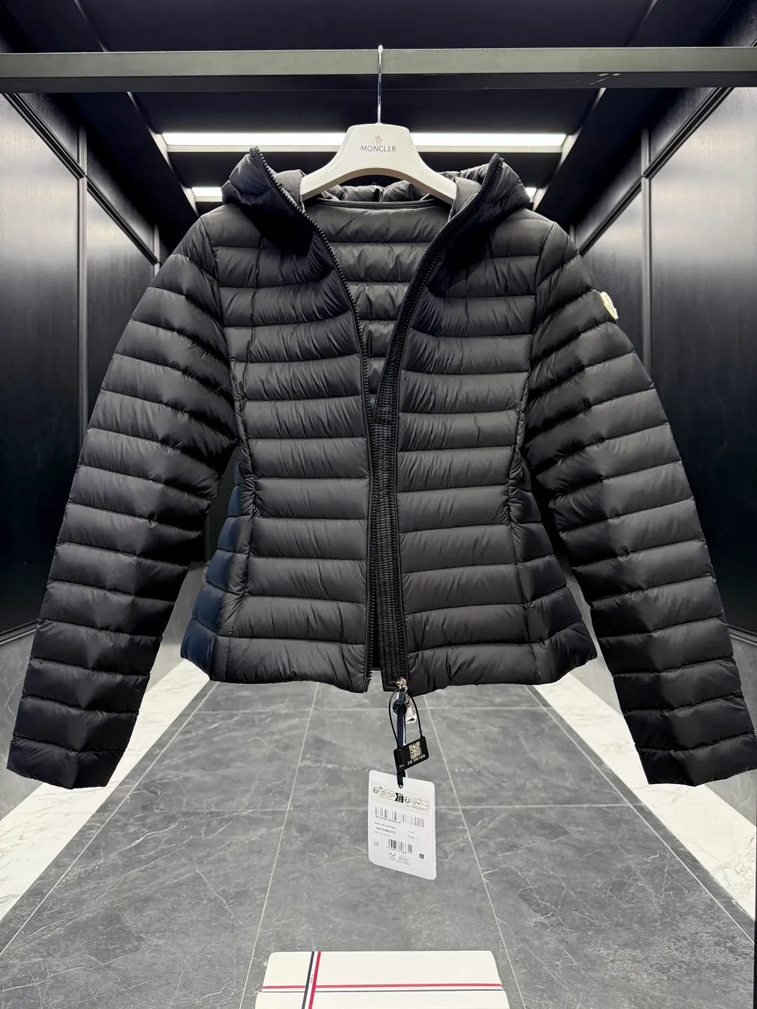 P700 Premium down⬆️Moncler. New Ige hooded short down jacket for women. Ige hooded short down jacket. The Ige down jacket is made of longue saison fabric and is suitable for mild weather. This nylon fabric is warm without being bulky. Designed in a cropped silhouette, it features a classic hooded silhouette and a cinched waist for a smooth, feminine look. It is recommended to choose one size up.  • Made of longuesaison fabric • Longuesaison lining • Filled with down • Hood • Zip closure • Zip pocket Size: 1-4 Ivory/Black