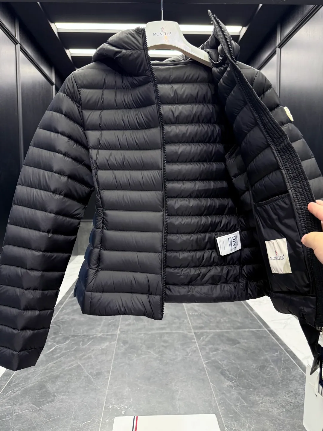 P700 Premium down⬆️Moncler. New Ige hooded short down jacket for women. Ige hooded short down jacket. The Ige down jacket is made of longue saison fabric and is suitable for mild weather. This nylon fabric is warm without being bulky. Designed in a cropped silhouette, it features a classic hooded silhouette and a cinched waist for a smooth, feminine look. It is recommended to choose one size up.  • Made of longuesaison fabric • Longuesaison lining • Filled with down • Hood • Zip closure • Zip pocket Size: 1-4 Ivory/Black