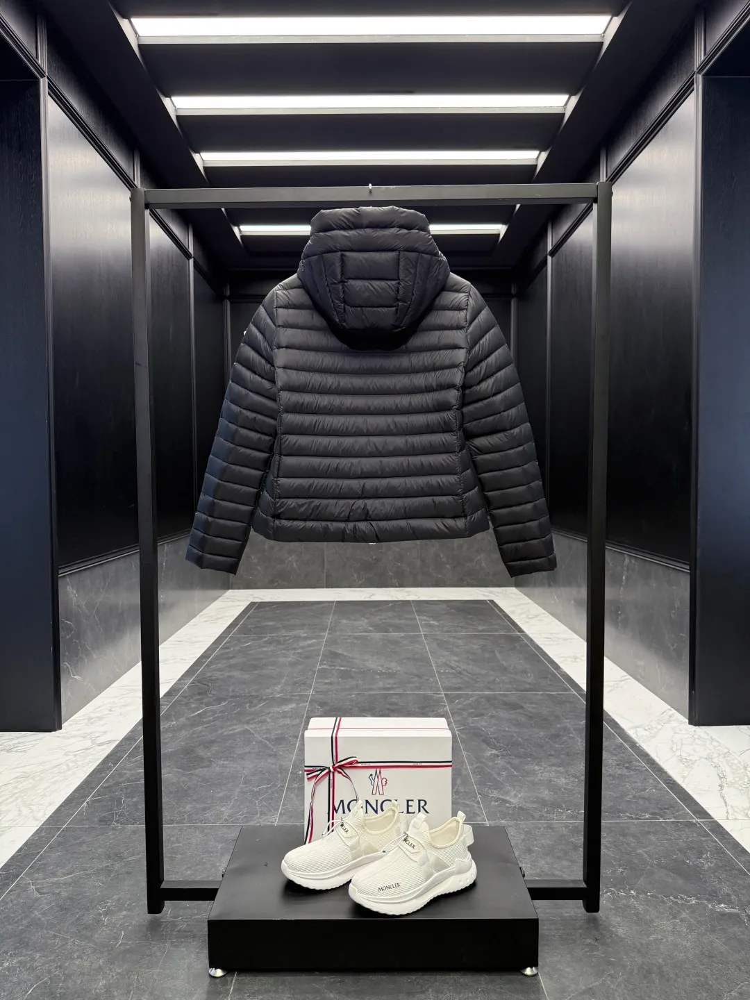 P700 Premium down⬆️Moncler. New Ige hooded short down jacket for women. Ige hooded short down jacket. The Ige down jacket is made of longue saison fabric and is suitable for mild weather. This nylon fabric is warm without being bulky. Designed in a cropped silhouette, it features a classic hooded silhouette and a cinched waist for a smooth, feminine look. It is recommended to choose one size up.  • Made of longuesaison fabric • Longuesaison lining • Filled with down • Hood • Zip closure • Zip pocket Size: 1-4 Ivory/Black