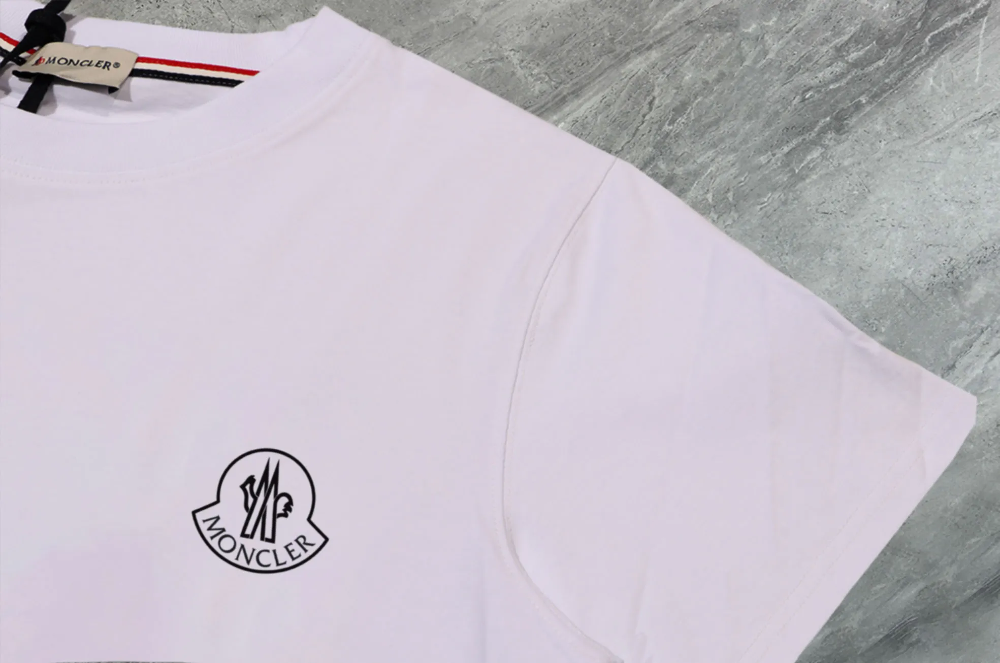 P140 💰Upgraded version "Mobile phone smart sensor ~ NFC chip armband ~ direct access to the official website for anti-counterfeiting" "Moncler ~ Mouth Mouth" 2025 new high-quality round neck short-sleeved T-shirt. The cuffs have imported embroidered labels. Customized dyeing, very comfortable to touch. Super versatile and good-looking short-sleeved. Complete with three labels. Non-market ordinary version. Feel free to compare. Quality is absolutely guaranteed! ‼ First of all, this original fabric is all custom-woven with 32-count double yarn fabric, 250G, and the weight is the same‼ Fine workmanship, double waistcoat method, double waistcoat method, double waistcoat method makes the whole dress more three-dimensional, which is not a craft that ordinary T-shirts can achieve🤪 Size: S-M-L-XL-2XL Color: black, white, apricot, same style for men and women