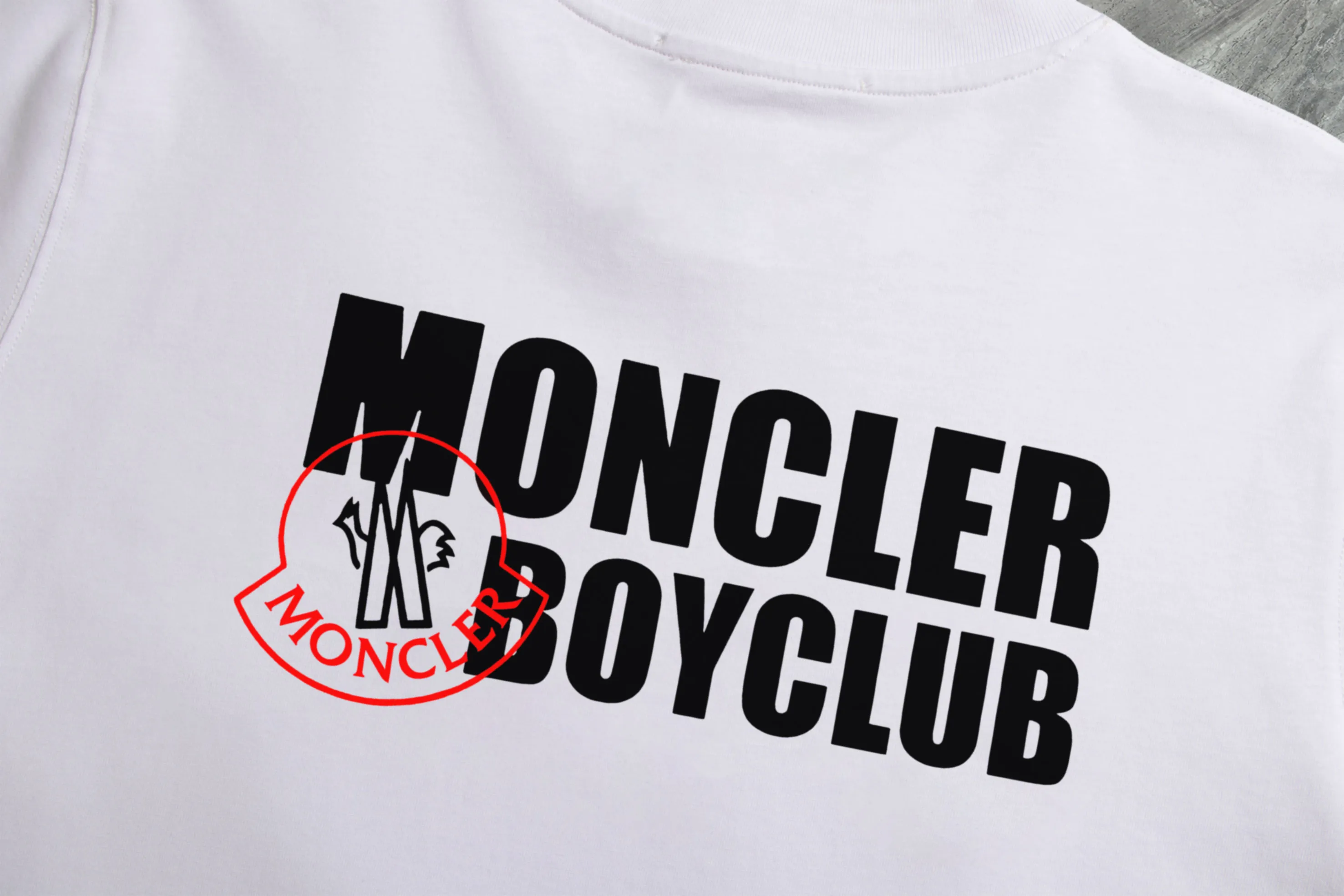 P140 💰Upgraded version "Mobile phone smart sensor ~ NFC chip armband ~ direct access to the official website for anti-counterfeiting" "Moncler ~ Mouth Mouth" 2025 new high-quality round neck short-sleeved T-shirt. The cuffs have imported embroidered labels. Customized dyeing, very comfortable to touch. Super versatile and good-looking short-sleeved. Complete with three labels. Non-market ordinary version. Feel free to compare. Quality is absolutely guaranteed! ‼ First of all, this original fabric is all custom-woven with 32-count double yarn fabric, 250G, and the weight is the same‼ Fine workmanship, double waistcoat method, double waistcoat method, double waistcoat method makes the whole dress more three-dimensional, which is not a craft that ordinary T-shirts can achieve🤪 Size: S-M-L-XL-2XL Color: black, white, apricot, same style for men and women