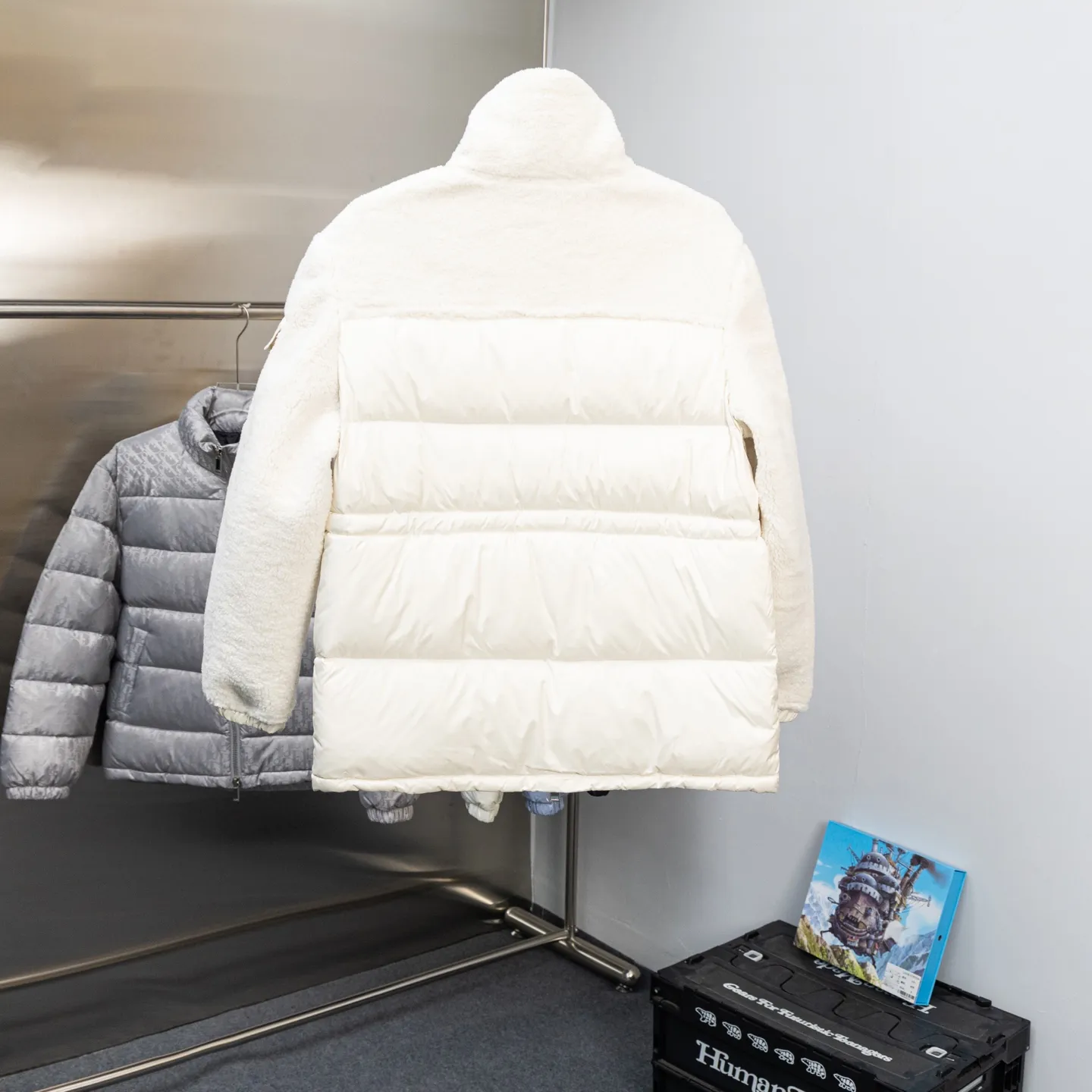 P1000 Moncler new down jacket for autumn and winter, Escaut down jacket, new Escaut women's short down jacket for autumn and winter. This gorgeous Escaut women's short down jacket is inspired by the alpine clothing of the 1970s and is designed with plush wool. Made of exclusively selected custom-made lambskin, it feels fine and has a very good texture👌🏻You can check it out to distinguish the ordinary leather or fake leather sold in the market, which is smelly👀This down jacket changes the stereotype of the previous fur one-piece style being relatively bloated. It combines curly fur with moderate down filling, an adjustable waist version, and a mid-length length that perfectly covers the hip line, bringing practicality and fashion to the extreme. The fur is excellent in keeping out the cold and keeping warm👌🏻With the softness, delicateness and skin-friendly properties of wool, it also has the warmth of a down jacket! The overall shape is unique and has an adjustable waist design. The concave shape is a must-have in autumn and winter, and you can also have a slim waist! Warm and elegant! The fleece inside is particularly thick and feels very soft and waxy~ It is soft when worn next to the skin, very skin-friendly, and can be waisted. It is suitable for women with more body shapes and does not have the bloated feeling of cotton clothes. ⛷️Suitable for skiing and outdoor leisure~ The neckline can be changed into a lapel, and the stand-up collar is more windproof in winter! ! Big production! Exclusive original customization, very special! Full of temperament ~ suitable for daily exercise! Filled with velvet, super plump and full of integrity ~ definitely not a shrinking version in the market! Invincible warmth! What you see is what you get! Original custom dust-proof bag ➕ Customized hanger packaging, Moncler's reinterpretation of a classic item that can be worn as an urban jacket in the changing seasons, or worn under a jacket in cold seasons. Rectangular seams on each side, white goose down 🦢 filling, classic wool sticky wool logo ~ top quality original order! Original custom dust-proof bag and ten custom hangers packaging, exclusive new style, the upper body is very beautiful, filled with velvet and full selection of large white goose down! Even the stuffing of my hat is very full! No odor, no smell of duck poop, no velvet! High-end quality, all details are aligned, stand-up collar design, adjustable cuffs, warm without being bulky, hardware and accessories are one to one! Exclusive style! No top-notch, no charge! There is absolutely no stinky duck shit smell like market junk! Down is the most popular item in my home every year for a simple reason: the quality is top-notch! The old agent keeps repurchasing it every year~ I won’t say that you get what you pay for in various versions on the market. There is already a big difference between the wool used by junk goods and the large white goose down we use at home! If you want top quality, check it out! Size: 0-3