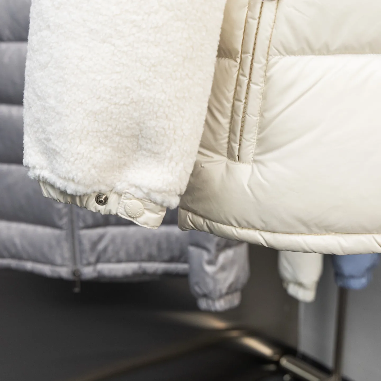 P1000 Moncler new down jacket for autumn and winter, Escaut down jacket, new Escaut women's short down jacket for autumn and winter. This gorgeous Escaut women's short down jacket is inspired by the alpine clothing of the 1970s and is designed with plush wool. Made of exclusively selected custom-made lambskin, it feels fine and has a very good texture👌🏻You can check it out to distinguish the ordinary leather or fake leather sold in the market, which is smelly👀This down jacket changes the stereotype of the previous fur one-piece style being relatively bloated. It combines curly fur with moderate down filling, an adjustable waist version, and a mid-length length that perfectly covers the hip line, bringing practicality and fashion to the extreme. The fur is excellent in keeping out the cold and keeping warm👌🏻With the softness, delicateness and skin-friendly properties of wool, it also has the warmth of a down jacket! The overall shape is unique and has an adjustable waist design. The concave shape is a must-have in autumn and winter, and you can also have a slim waist! Warm and elegant! The fleece inside is particularly thick and feels very soft and waxy~ It is soft when worn next to the skin, very skin-friendly, and can be waisted. It is suitable for women with more body shapes and does not have the bloated feeling of cotton clothes. ⛷️Suitable for skiing and outdoor leisure~ The neckline can be changed into a lapel, and the stand-up collar is more windproof in winter! ! Big production! Exclusive original customization, very special! Full of temperament ~ suitable for daily exercise! Filled with velvet, super plump and full of integrity ~ definitely not a shrinking version in the market! Invincible warmth! What you see is what you get! Original custom dust-proof bag ➕ Customized hanger packaging, Moncler's reinterpretation of a classic item that can be worn as an urban jacket in the changing seasons, or worn under a jacket in cold seasons. Rectangular seams on each side, white goose down 🦢 filling, classic wool sticky wool logo ~ top quality original order! Original custom dust-proof bag and ten custom hangers packaging, exclusive new style, the upper body is very beautiful, filled with velvet and full selection of large white goose down! Even the stuffing of my hat is very full! No odor, no smell of duck poop, no velvet! High-end quality, all details are aligned, stand-up collar design, adjustable cuffs, warm without being bulky, hardware and accessories are one to one! Exclusive style! No top-notch, no charge! There is absolutely no stinky duck shit smell like market junk! Down is the most popular item in my home every year for a simple reason: the quality is top-notch! The old agent keeps repurchasing it every year~ I won’t say that you get what you pay for in various versions on the market. There is already a big difference between the wool used by junk goods and the large white goose down we use at home! If you want top quality, check it out! Size: 0-3