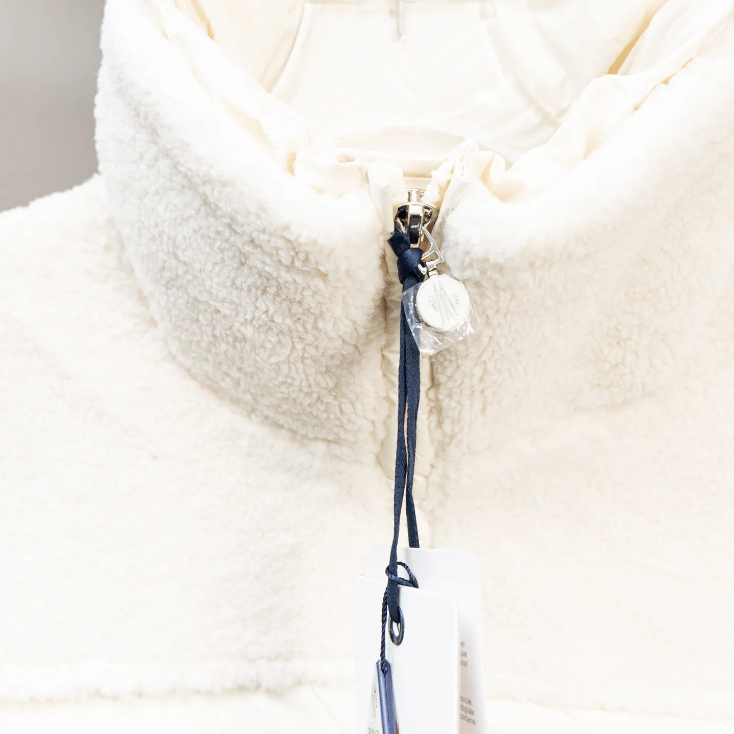 P1000 Moncler new down jacket for autumn and winter, Escaut down jacket, new Escaut women's short down jacket for autumn and winter. This gorgeous Escaut women's short down jacket is inspired by the alpine clothing of the 1970s and is designed with plush wool. Made of exclusively selected custom-made lambskin, it feels fine and has a very good texture👌🏻You can check it out to distinguish the ordinary leather or fake leather sold in the market, which is smelly👀This down jacket changes the stereotype of the previous fur one-piece style being relatively bloated. It combines curly fur with moderate down filling, an adjustable waist version, and a mid-length length that perfectly covers the hip line, bringing practicality and fashion to the extreme. The fur is excellent in keeping out the cold and keeping warm👌🏻With the softness, delicateness and skin-friendly properties of wool, it also has the warmth of a down jacket! The overall shape is unique and has an adjustable waist design. The concave shape is a must-have in autumn and winter, and you can also have a slim waist! Warm and elegant! The fleece inside is particularly thick and feels very soft and waxy~ It is soft when worn next to the skin, very skin-friendly, and can be waisted. It is suitable for women with more body shapes and does not have the bloated feeling of cotton clothes. ⛷️Suitable for skiing and outdoor leisure~ The neckline can be changed into a lapel, and the stand-up collar is more windproof in winter! ! Big production! Exclusive original customization, very special! Full of temperament ~ suitable for daily exercise! Filled with velvet, super plump and full of integrity ~ definitely not a shrinking version in the market! Invincible warmth! What you see is what you get! Original custom dust-proof bag ➕ Customized hanger packaging, Moncler's reinterpretation of a classic item that can be worn as an urban jacket in the changing seasons, or worn under a jacket in cold seasons. Rectangular seams on each side, white goose down 🦢 filling, classic wool sticky wool logo ~ top quality original order! Original custom dust-proof bag and ten custom hangers packaging, exclusive new style, the upper body is very beautiful, filled with velvet and full selection of large white goose down! Even the stuffing of my hat is very full! No odor, no smell of duck poop, no velvet! High-end quality, all details are aligned, stand-up collar design, adjustable cuffs, warm without being bulky, hardware and accessories are one to one! Exclusive style! No top-notch, no charge! There is absolutely no stinky duck shit smell like market junk! Down is the most popular item in my home every year for a simple reason: the quality is top-notch! The old agent keeps repurchasing it every year~ I won’t say that you get what you pay for in various versions on the market. There is already a big difference between the wool used by junk goods and the large white goose down we use at home! If you want top quality, check it out! Size: 0-3