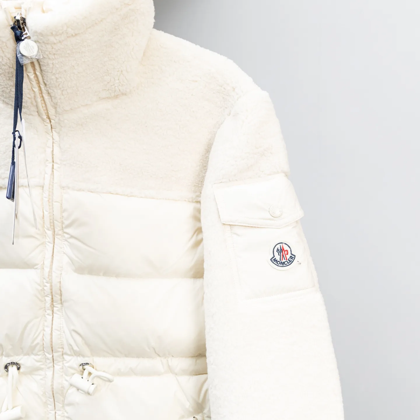 P1000 Moncler new down jacket for autumn and winter, Escaut down jacket, new Escaut women's short down jacket for autumn and winter. This gorgeous Escaut women's short down jacket is inspired by the alpine clothing of the 1970s and is designed with plush wool. Made of exclusively selected custom-made lambskin, it feels fine and has a very good texture👌🏻You can check it out to distinguish the ordinary leather or fake leather sold in the market, which is smelly👀This down jacket changes the stereotype of the previous fur one-piece style being relatively bloated. It combines curly fur with moderate down filling, an adjustable waist version, and a mid-length length that perfectly covers the hip line, bringing practicality and fashion to the extreme. The fur is excellent in keeping out the cold and keeping warm👌🏻With the softness, delicateness and skin-friendly properties of wool, it also has the warmth of a down jacket! The overall shape is unique and has an adjustable waist design. The concave shape is a must-have in autumn and winter, and you can also have a slim waist! Warm and elegant! The fleece inside is particularly thick and feels very soft and waxy~ It is soft when worn next to the skin, very skin-friendly, and can be waisted. It is suitable for women with more body shapes and does not have the bloated feeling of cotton clothes. ⛷️Suitable for skiing and outdoor leisure~ The neckline can be changed into a lapel, and the stand-up collar is more windproof in winter! ! Big production! Exclusive original customization, very special! Full of temperament ~ suitable for daily exercise! Filled with velvet, super plump and full of integrity ~ definitely not a shrinking version in the market! Invincible warmth! What you see is what you get! Original custom dust-proof bag ➕ Customized hanger packaging, Moncler's reinterpretation of a classic item that can be worn as an urban jacket in the changing seasons, or worn under a jacket in cold seasons. Rectangular seams on each side, white goose down 🦢 filling, classic wool sticky wool logo ~ top quality original order! Original custom dust-proof bag and ten custom hangers packaging, exclusive new style, the upper body is very beautiful, filled with velvet and full selection of large white goose down! Even the stuffing of my hat is very full! No odor, no smell of duck poop, no velvet! High-end quality, all details are aligned, stand-up collar design, adjustable cuffs, warm without being bulky, hardware and accessories are one to one! Exclusive style! No top-notch, no charge! There is absolutely no stinky duck shit smell like market junk! Down is the most popular item in my home every year for a simple reason: the quality is top-notch! The old agent keeps repurchasing it every year~ I won’t say that you get what you pay for in various versions on the market. There is already a big difference between the wool used by junk goods and the large white goose down we use at home! If you want top quality, check it out! Size: 0-3