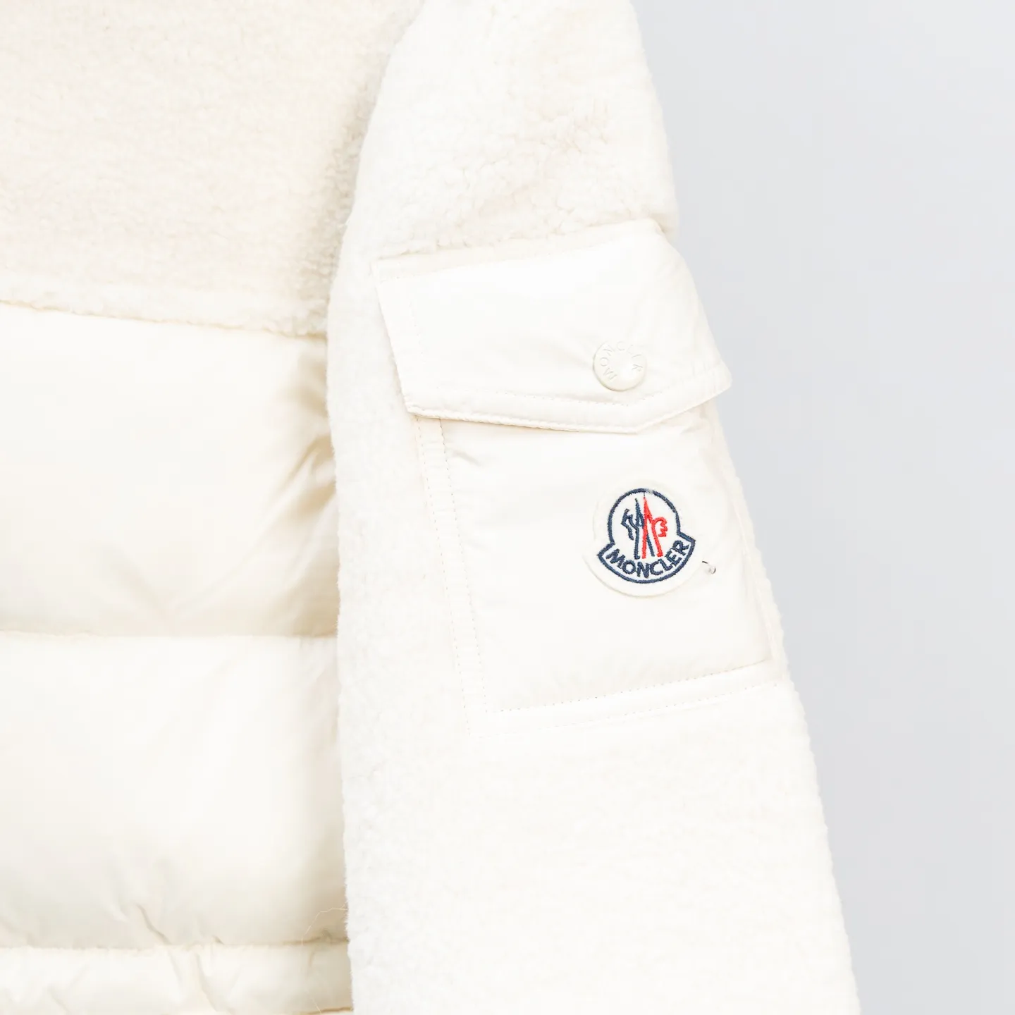 P1000 Moncler new down jacket for autumn and winter, Escaut down jacket, new Escaut women's short down jacket for autumn and winter. This gorgeous Escaut women's short down jacket is inspired by the alpine clothing of the 1970s and is designed with plush wool. Made of exclusively selected custom-made lambskin, it feels fine and has a very good texture👌🏻You can check it out to distinguish the ordinary leather or fake leather sold in the market, which is smelly👀This down jacket changes the stereotype of the previous fur one-piece style being relatively bloated. It combines curly fur with moderate down filling, an adjustable waist version, and a mid-length length that perfectly covers the hip line, bringing practicality and fashion to the extreme. The fur is excellent in keeping out the cold and keeping warm👌🏻With the softness, delicateness and skin-friendly properties of wool, it also has the warmth of a down jacket! The overall shape is unique and has an adjustable waist design. The concave shape is a must-have in autumn and winter, and you can also have a slim waist! Warm and elegant! The fleece inside is particularly thick and feels very soft and waxy~ It is soft when worn next to the skin, very skin-friendly, and can be waisted. It is suitable for women with more body shapes and does not have the bloated feeling of cotton clothes. ⛷️Suitable for skiing and outdoor leisure~ The neckline can be changed into a lapel, and the stand-up collar is more windproof in winter! ! Big production! Exclusive original customization, very special! Full of temperament ~ suitable for daily exercise! Filled with velvet, super plump and full of integrity ~ definitely not a shrinking version in the market! Invincible warmth! What you see is what you get! Original custom dust-proof bag ➕ Customized hanger packaging, Moncler's reinterpretation of a classic item that can be worn as an urban jacket in the changing seasons, or worn under a jacket in cold seasons. Rectangular seams on each side, white goose down 🦢 filling, classic wool sticky wool logo ~ top quality original order! Original custom dust-proof bag and ten custom hangers packaging, exclusive new style, the upper body is very beautiful, filled with velvet and full selection of large white goose down! Even the stuffing of my hat is very full! No odor, no smell of duck poop, no velvet! High-end quality, all details are aligned, stand-up collar design, adjustable cuffs, warm without being bulky, hardware and accessories are one to one! Exclusive style! No top-notch, no charge! There is absolutely no stinky duck shit smell like market junk! Down is the most popular item in my home every year for a simple reason: the quality is top-notch! The old agent keeps repurchasing it every year~ I won’t say that you get what you pay for in various versions on the market. There is already a big difference between the wool used by junk goods and the large white goose down we use at home! If you want top quality, check it out! Size: 0-3